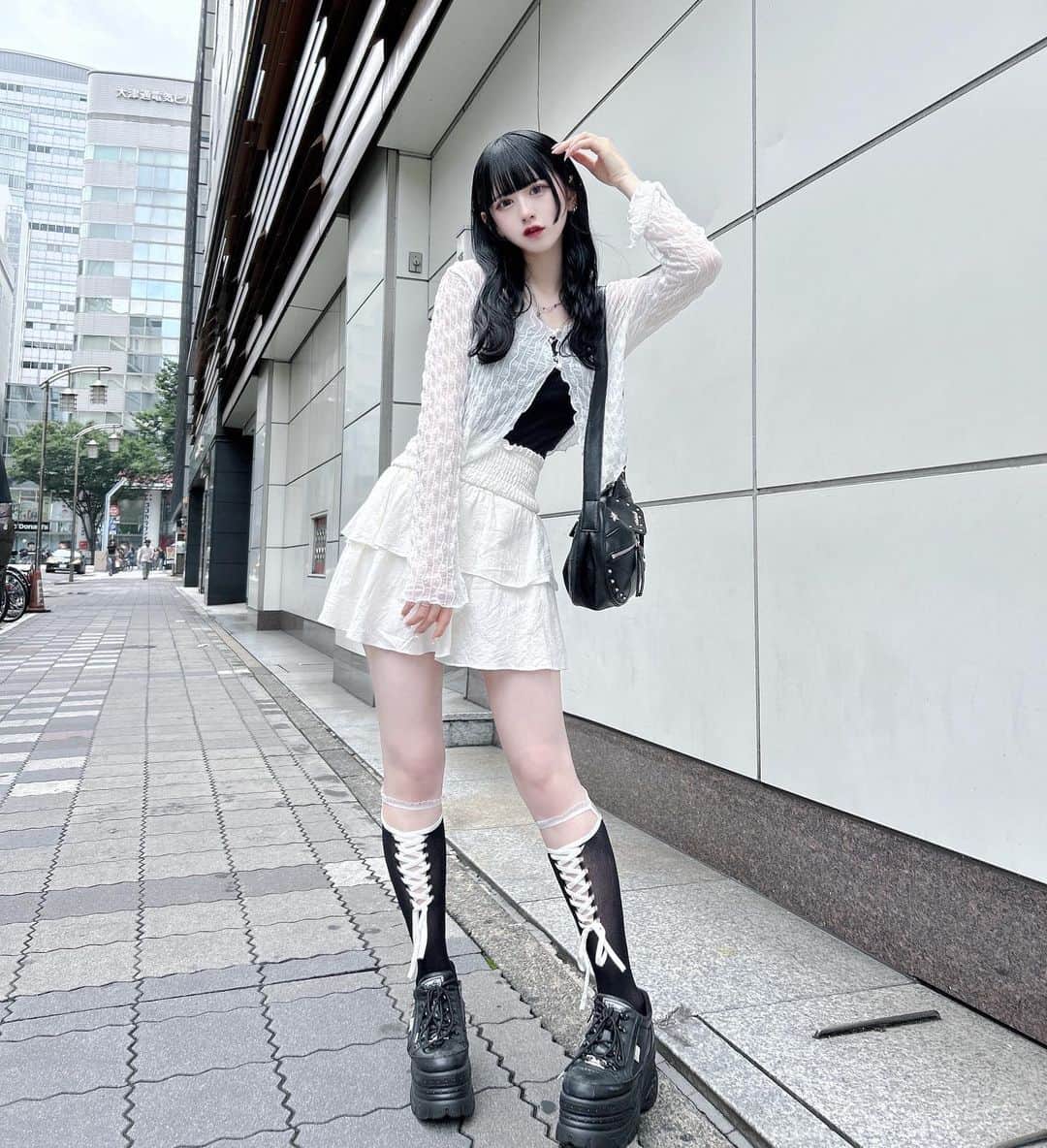 狐波ろんのインスタグラム：「靴下可愛いの買ったから珍しく全身^ ̳- ‧̫ • ̳^☆  . #ootd #自撮り界隈 #ホワイトコーデ #黒髪ぱっつん」