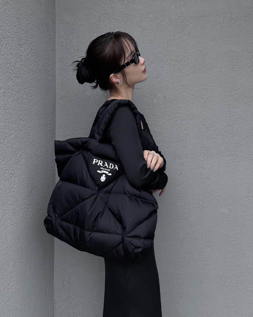 中村くるみのインスタグラム：「娘と初映画館コーデ👧🏻👩🏻 (3,000円のワンピに @ovovjewerlyofficial のジュエリー等合わせてるだけ🤭)  ちなみに！ 本日販売最終日です📢🖤 SOLD OUTアイテム多数出ております🙇🏻  最近お気に入りで毎日つけている新作ピアスやイヤカフは かなりご好評頂き全てSOLD OUTとなっております🙇🏻🤍 ※イヤカフとピアスセットはご入金確認後3日〜5日程度でのお届けとなります。 完売アイテムに関して、 沢山の再販希望のDMやお問い合わせを頂きありがとうございます。また次回再販する際にお知らせいたしますのでお待ちくださいෆ  リングはサイズオーダーいただきご入金確認後一つ一つ丁寧に職人が製作いたしますので1ヶ月程度でのお届けとなります！ この日着用しているのは人気上位3位のリング等です🔗♡  詳しくは、 https://www.ovovjewelry.com/ をご覧ください🖤 アカウントトップのURLからとべます✧」
