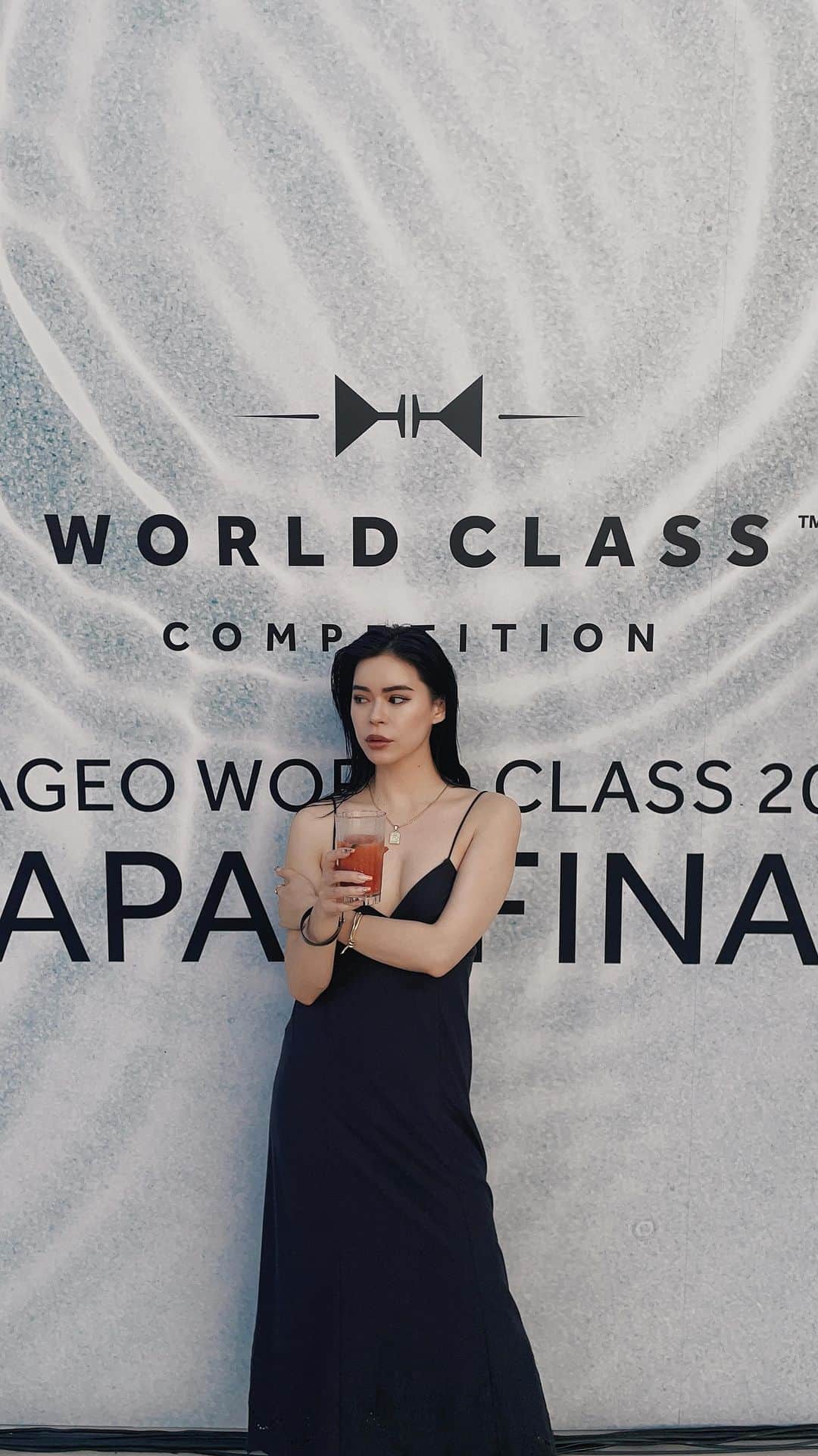 のインスタグラム：「DIAGEO WORLD CLASS JAPAN FINAL にお邪魔してきました🍹  毎年DIAGEOが主催する全国からバーテンダーを集めて、日本代表を決める大会❤️‍🔥 この日は10名のファイナリストの大会でした! Japan's No.1 artender Final game🤵🏻❤️‍🔥  After partyにも参加して いろんなカクテルを味見しました🍸  空間もカクテルも最高だったあ〜☺️🌅🌴  ※お酒は二十歳になってから🍹  #PR #diageo #カクテル #バーテンダー日本代表 #worldclassdrinks #cocktail #diageo ##DIAGEOWORLDCLASSJAPANFINAL #Worldclassjapan2023」