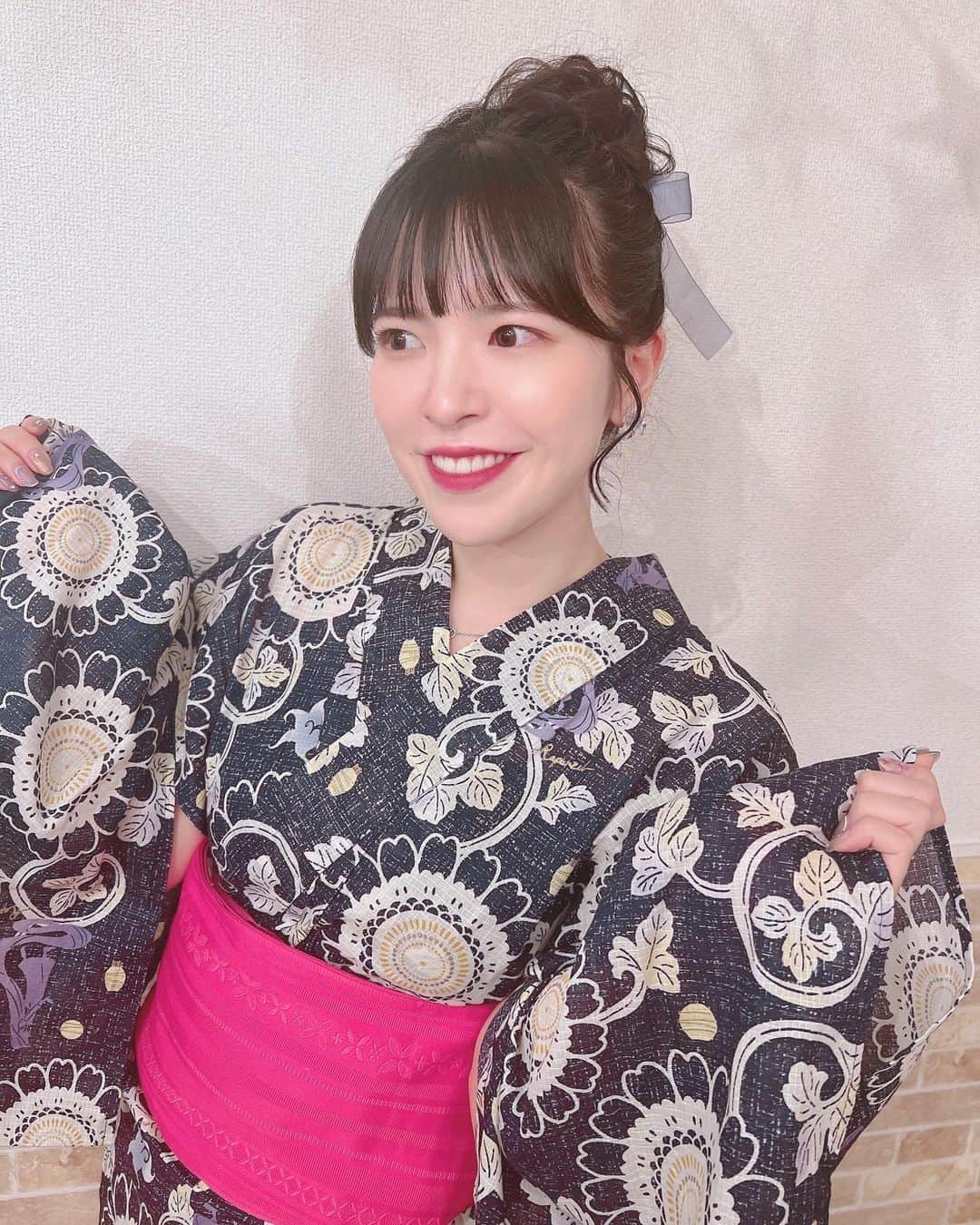 松崎博香のインスタグラム：「🍉  今年の浴衣はこんな感じだったよ🫨 似合ってるー？すきー？？🫶🏻  髪型はお団子ヘアにしてもらいました🍡 似合ってるー？すきー？！🫶🏻笑  #STARMARIE #スタマリ #selfie #instalike #instadaily #instagood #lll #me #animegirl #浴衣 #浴衣ヘアアレンジ #浴衣ヘア #ヘアメ #ヘアメイク #셀카 #맞팔 #맞팔해요 #맞좋 #유카타 #fyp」