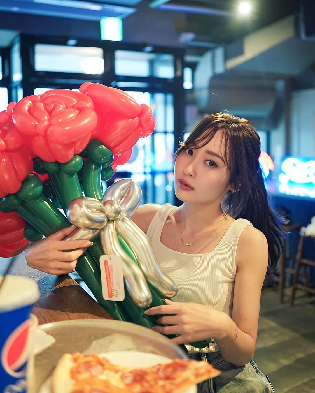 白井ゆかりのインスタグラム：「🥀🍕  photo @camport_93_works  balloon @cookiemonkey_2023   #tokenpizza #ekikan #portraitphotography #balloonart #tiffanyt #tスマイル #バルーンアート #バルーンフラワー#ポニーテール #ポートレート #アラフォーママ #タンクトップ」