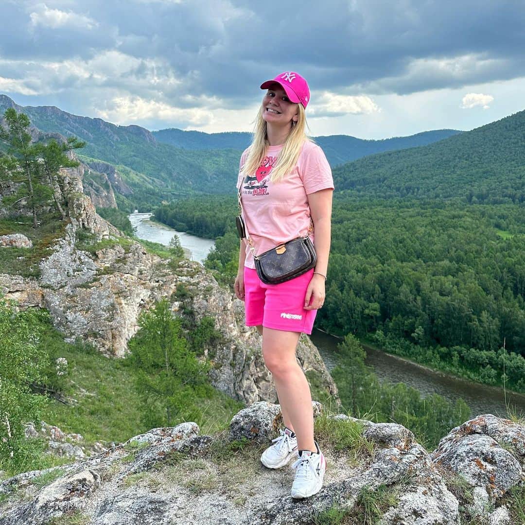 ヤナ・ノスコワのインスタグラム：「Тропа предков 😍 какая же у нас красивая природа 🏕️🏞️」