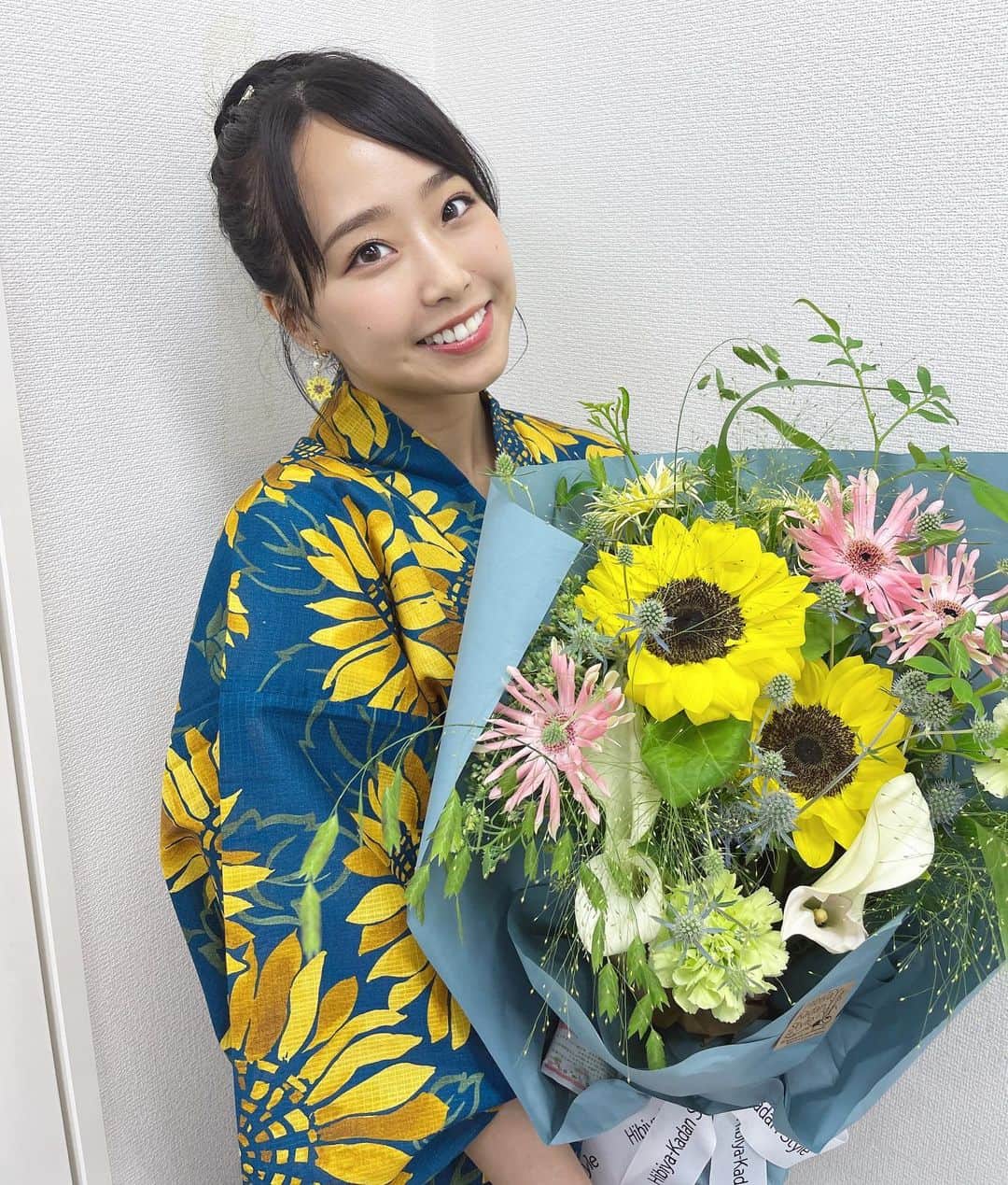 加藤夕夏のインスタグラム：「⁡ ⁡ ⁡ 写真集お渡し会最後の日 おわりました。🌼 ⁡ 沢山の方が来てくださり 嬉しくて胸がいっぱいでした🥲 ⁡ ⁡ ありがとうございました💚！！ ⁡ 幸せですっ！ ⁡ これからもずっと推しメンで、いさせてくださいね！ ⁡ #加藤夕夏1st写真集 #心に秘めたもの #加藤夕夏 #NMB48 #アイドル #グラビア #写真集 #浴衣 #浴衣ヘア #ひまわり #うかしふく  ⁡」