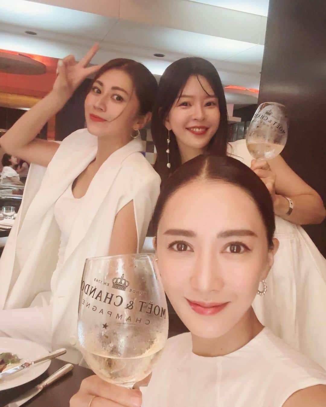 桐山マキさんのインスタグラム写真 - (桐山マキInstagram)「. . .  🥂Moët & Chandon ×  Grand Hyatt🥂  Soiree Blanche 〜 ソワレ ブランシュ🥂  @moetchandon  モエ・エ・シャンドン と共に楽しむ 南仏リゾート発祥の ”オールホワイト"が ドレスコードのサマーイベント 「SoireeBlanche 〜ソワレ ブランシュ〜」へ お邪魔しました🥂  乾杯の アイスアンペリアルが これまた美味しくて🤤🥂✨  そっからの モエ　アンペリアルがフリーフローという 何とも最高に贅沢グビグビな こちらのイベント🥂♡  真っ白な衣装で とんでもなく贅沢に 夏を満喫できる楽しいイベント 日本でもスタートしましたょ♡  シャンパン好きの方々 是非、チェックしてみてください🍾 @grandhyatttokyo   #lostedby amoetchandon #ソワレブランシュ  #Soiree Blanche #moetchandon  #モエシャンドン  #whitecode  #Sponsored  #DrinkResponsibly」7月2日 20時42分 - maki_kiriyama