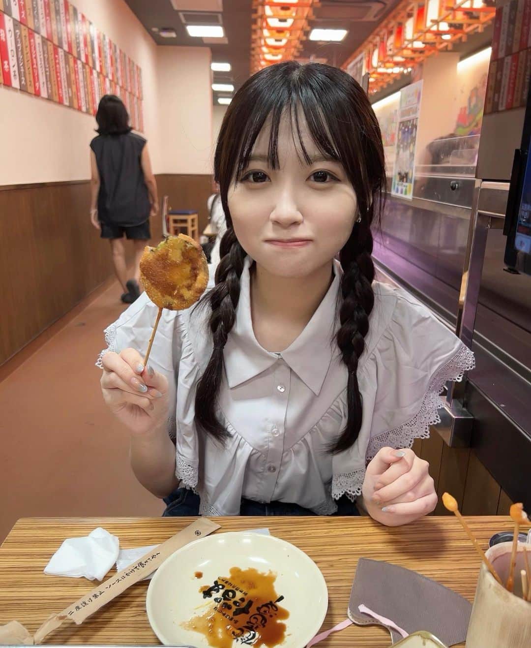 まあれのインスタグラム：「大阪行った時毎回串カツ食べるの忘れるから今回たべれてよかった〜💕 顔疲れてて盛れてないけど思い出〜(⸝⸝> <⸝⸝) ⁡ ⁡ ⁡ ⁡ ⁡ ⁡  #三つ編み  #ヘアアレンジ  #串カツ」