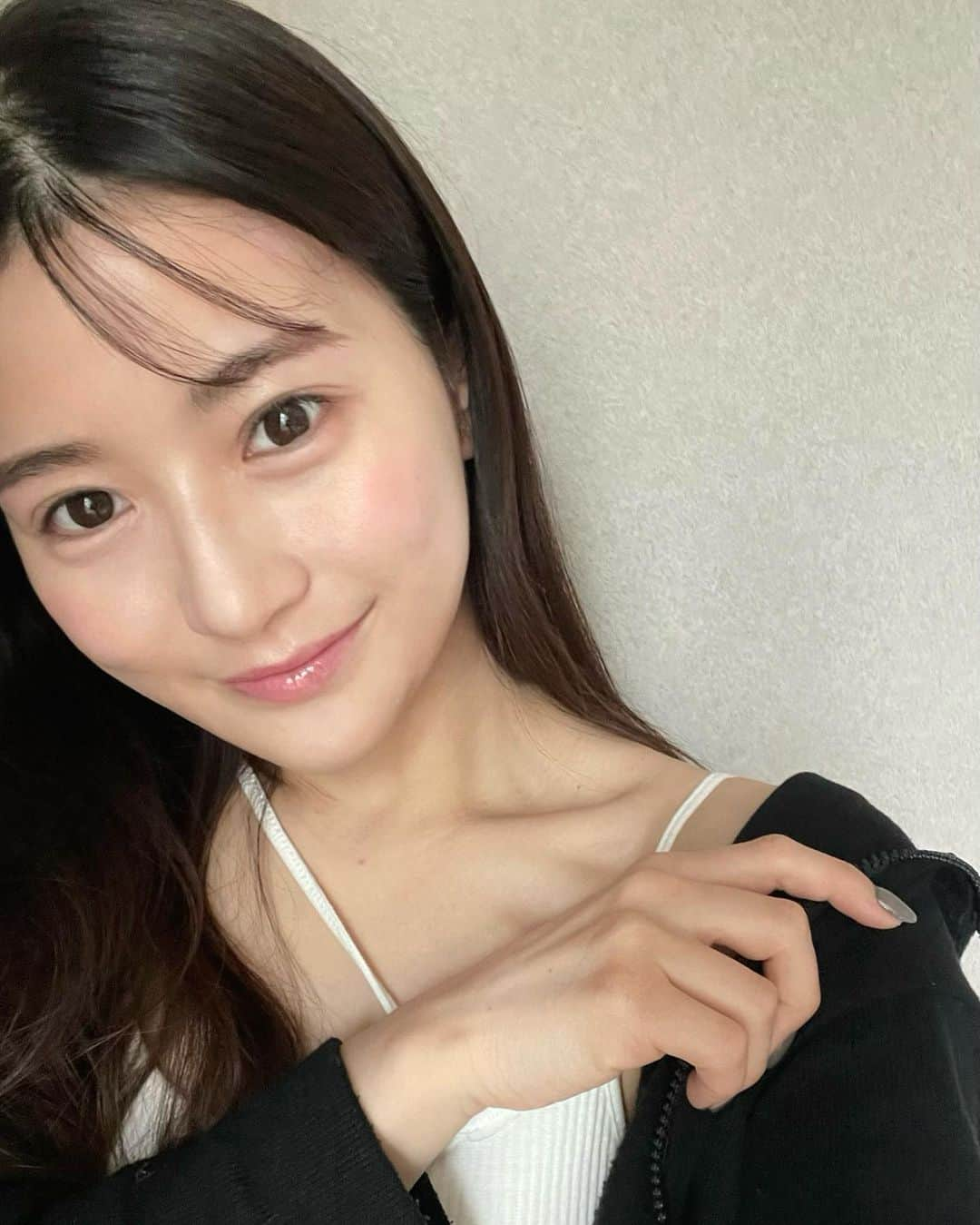 かなこさんのインスタグラム写真 - (かなこInstagram)「肌ラボ 白潤プレミアム🐋 夏こそ美白*ケアと保湿ケア！🥚 てことでお試しさせていただきました！！🤍  夏はイベントもたくさんで紫外線も浴びるし、室内外の温度差で乾燥しちゃったり肌がダメージを受けやすい季節😢  白潤プレミアムは、 美白*+抗炎症+保湿ケアができる！ その上「医薬部外品」です😇  化粧水はサラッと浸透する感じで、 クリームも一緒に使うと、うるおいの蓋ができてモチモチ🤍🥚 だけどベタつかずスーと馴染むよ🤍  肌がうるおってると外部刺激を受けにくいの🐋 だから保湿ってほんと大事🤍 夏のダメージを秋に持ち越さないようにしないとね！🤔  #白潤プレミアム #肌ラボ #ロート製薬_PR #美白ケア #美白 #スキンケア #美肌 #シミ対策 #保湿ケア  ＊メラニンの生成を抑え、シミ・そばかすを防ぐ  販売名:ロートHP薬用ホワイトニング化粧水La(医薬部外品)・ロートHP薬用ホワイトニングクリームa(医薬部外品)」7月2日 20時43分 - kanako228m