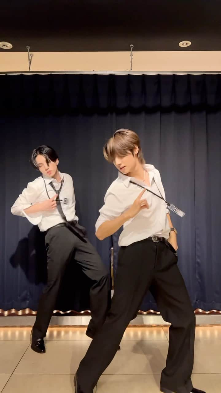 GUNOのインスタグラム：「퇴근후🔥🔥 疲れたけどmove your body ~ #BUGVEL  #guno  #wangjyunhao  #mahiro  #TREASURE  #트레저  #T5 #T5_MOVE #MOVEchallenge #showmeyourMOVE」