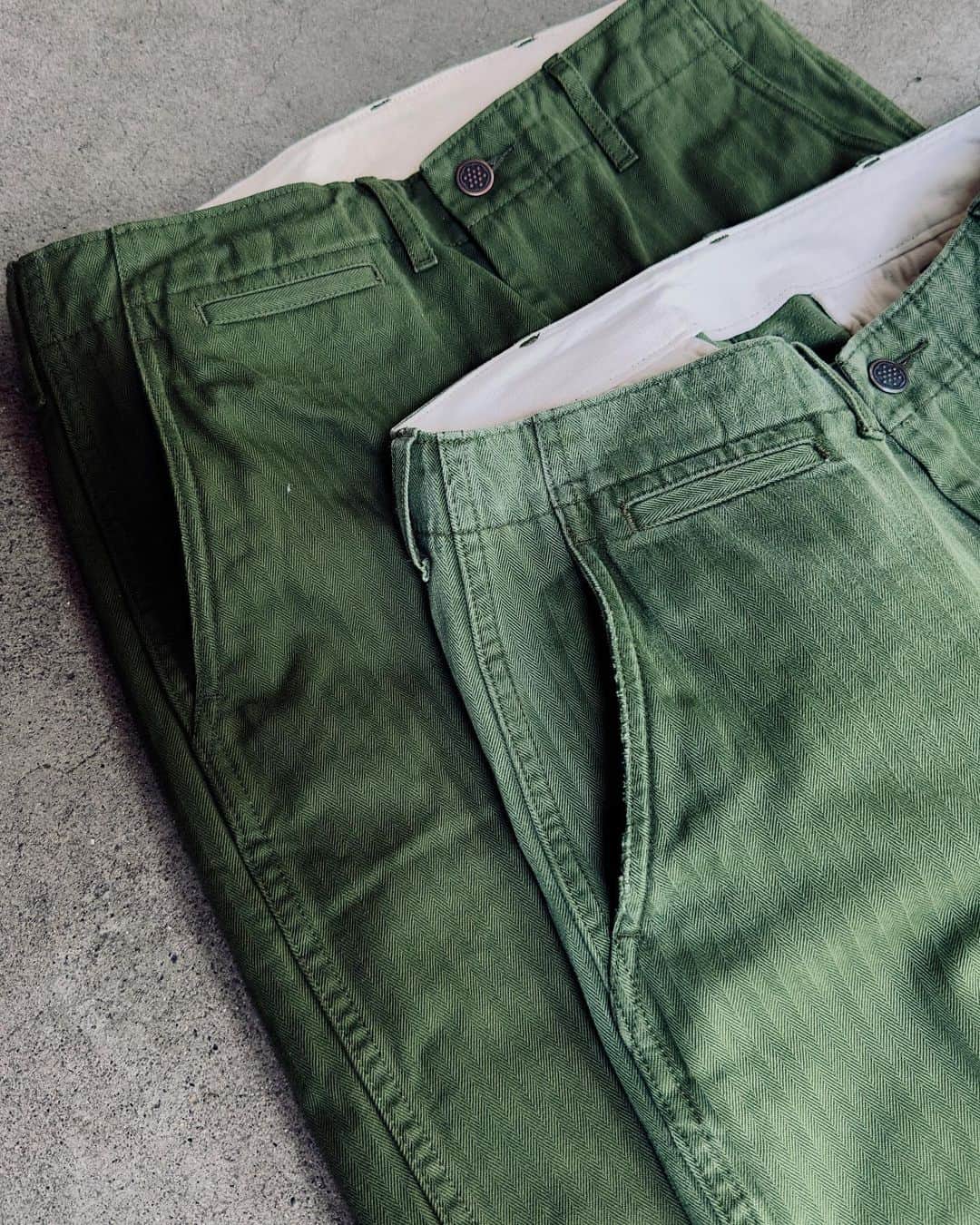 BEAMS+さんのインスタグラム写真 - (BEAMS+Instagram)「・ BEAMS PLUS RECOMMEND.  ＜BEAMS PLUS＞ Herringbone Twill Military Trouser  Military trousers featuring a wide silhouette and dense herringbone twill fabric. Designed based on the 1940s US military fatigue pants. Compared to the pants you actually wore, the moderate wrinkles and puckering created by washing give it a vintage-like finish.  -------------------------------------  ワイドなシルエットと目の詰まったヘリンボーンツイル生地が特徴の＜BEAMS PLUS＞ミリタリートラウザー。1940年代、アメリカ軍のファティーグパンツをベースにデザイン。実際に着用したパンツと比較すると洗いをかけることで生まれる適度なシワ感とパッカリングが、ヴィンテージライクな仕上がりです。   #beams #beamsplus #beamsplusharajuku  #harajuku #mensfashion #mensstyle #stylepoln #menswear #military #trousers #herringbone」7月2日 20時44分 - beams_plus_harajuku