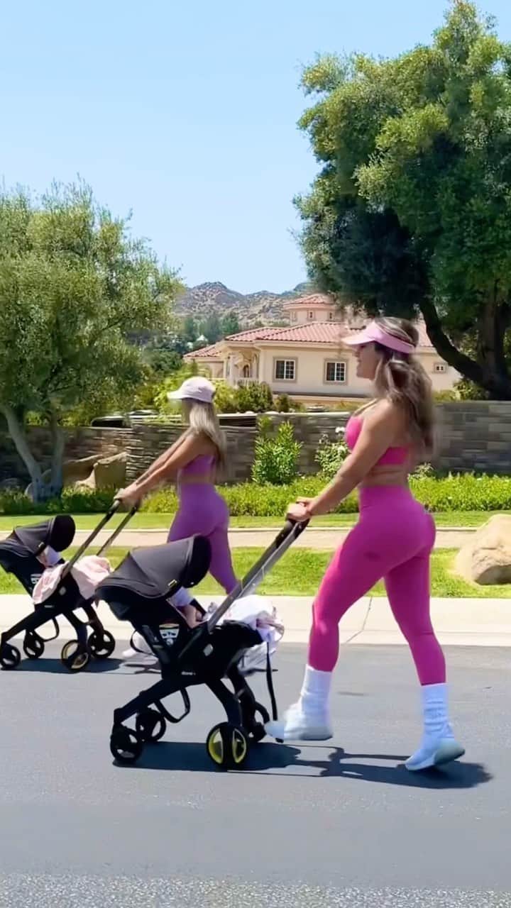 リアン Vのインスタグラム：「Pretty moms walk like this 💕🥰 #momlife  @andreaespadatv @lianev」