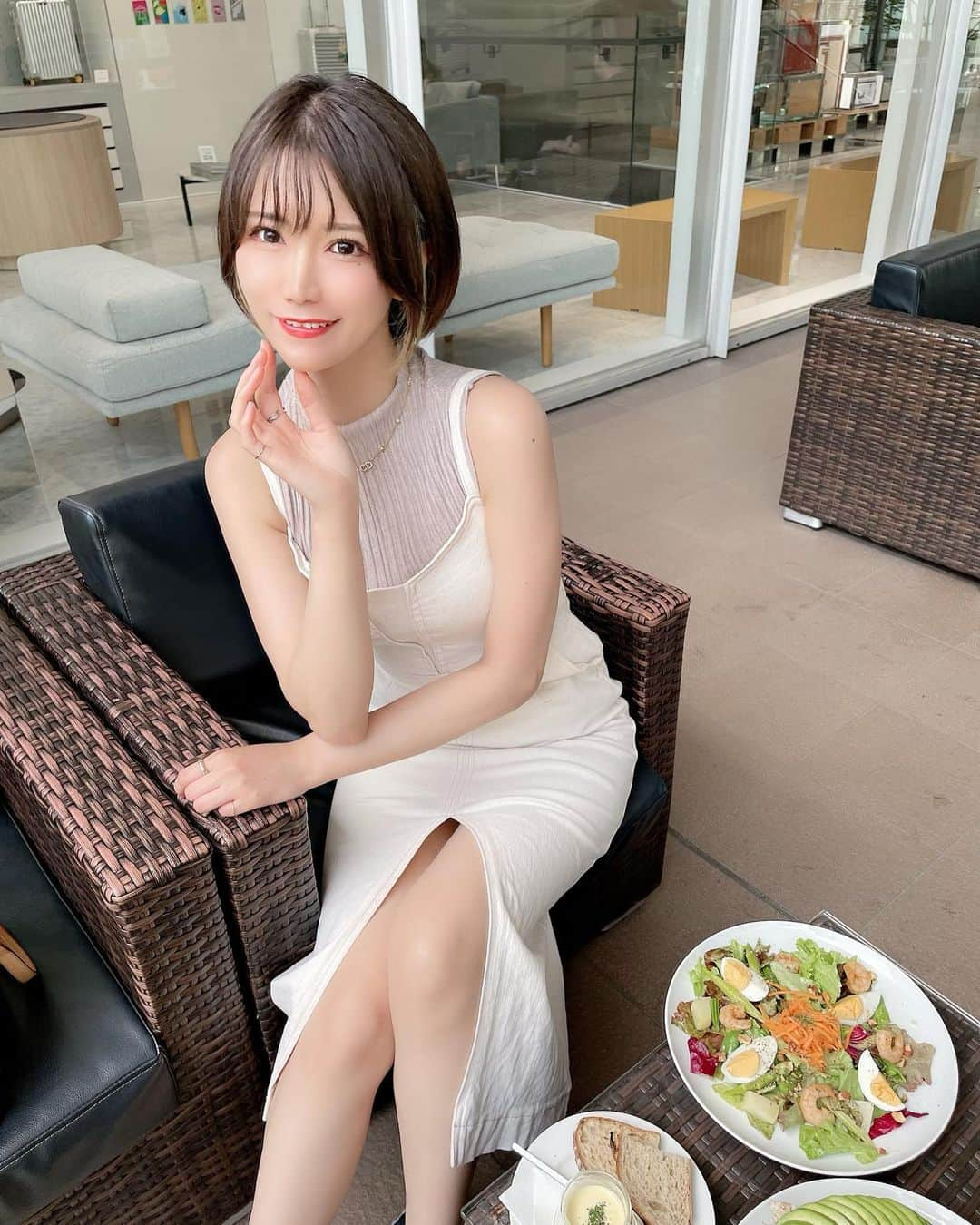 相良ましろのインスタグラム：「. この間の表参道ランチ🌟 ここ1度来てみたかったんだよね🥗🥑 . 少しの間SNSお休みしてました！ 体調崩した事がきっかけだったんだけど、無理するくらいならたまには休む事も必要って事に気付かされた🪼 これからは復活して私の好きな投稿していきます✌🏻️♡ . 次の髪のインナーの色はどうしよっかなぁー🤓 . . #cafelepommier #lepommier #表参道ランチ #表参道カフェ #明治神宮ランチ #明治神宮カフェ #都内ランチ #サラダランチ #アボカド #カフェ #テラスランチ #テラスカフェ」