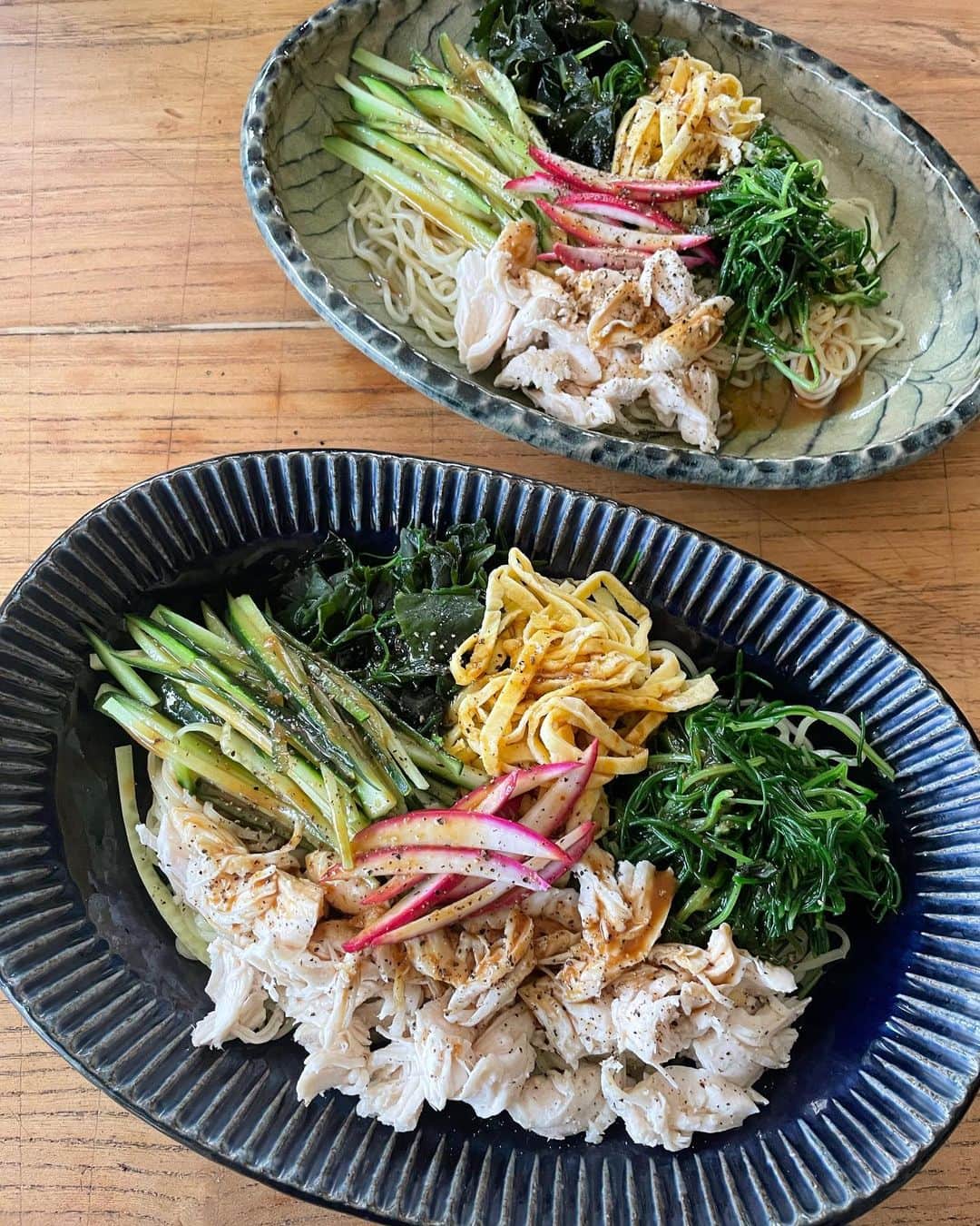 黄川田としえのインスタグラム：「暑いから冷たい麺の頻度高くなってきました！ \\野菜と茹で鶏の冷やし中華//  とりあえずもりもり乗せるのが好きだから、冷蔵庫にあるものを寄せ集めて。  おかひじきのナムル きゅうり、わかめ、卵焼き、赤かぶ、茹でたささみ。  市販の冷やし中華。どうしても何かしたくなって（笑）、付属の醤油だれに練りごまと胡麻油とレモンを加えて、黒胡椒たっぷりかけました！  #tottogohan  #冷やし中華 #tottoの夏ごはん」
