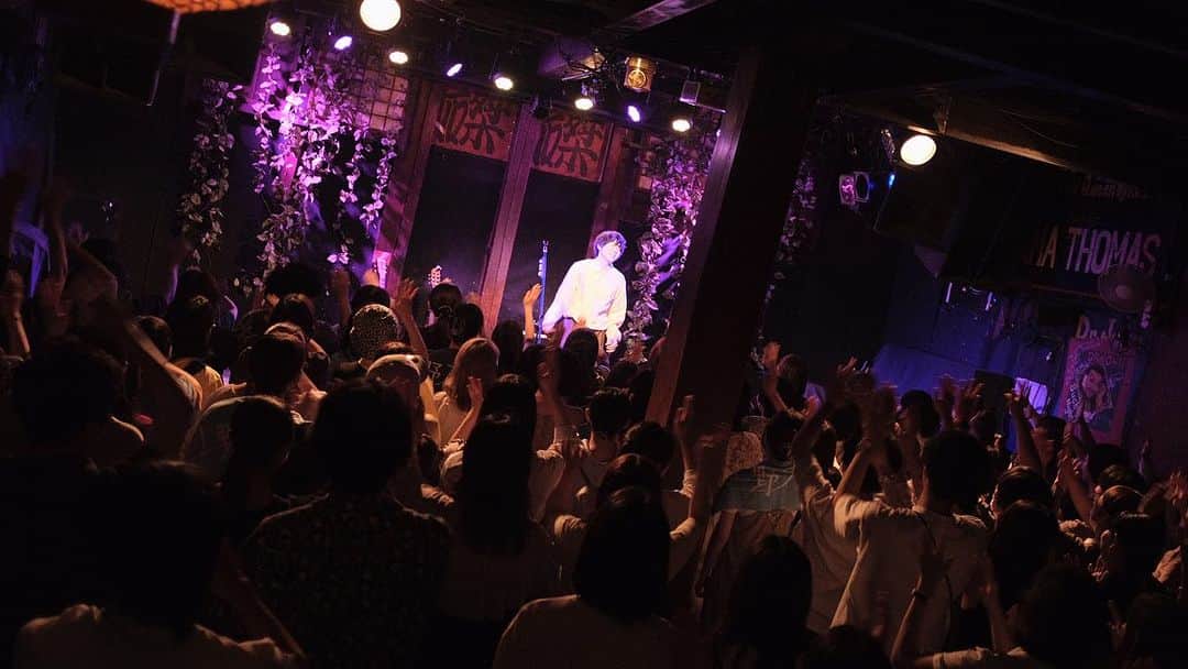 上野大樹のインスタグラム：「#新緑tour 京都磔磔  今宵もありがとうございました。 声も手拍子も皆様の方が圧巻でしたよ。素晴らしいパワーを貰いました。 フロアもフロアでどんどん熱を帯びていく感じ、tourだなと。 今日も今日とて歌を歌うことが生き甲斐でした。ありがとうありがとう。何だかこうやって育む感じが愛おしいです。  次回、岡山高知。 待ってて下さい！⚡️」