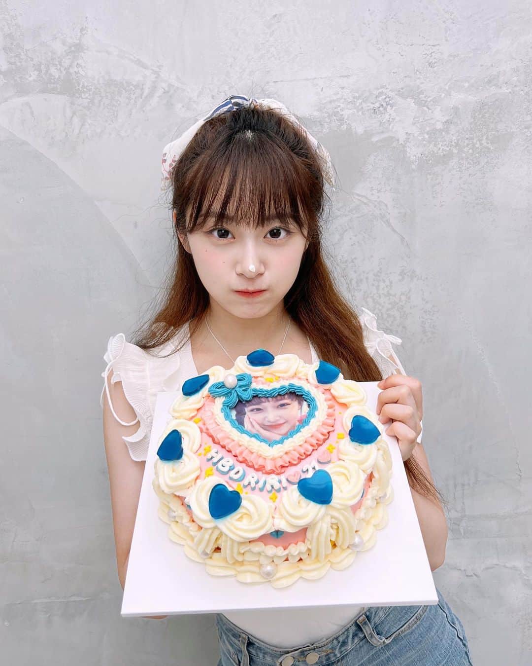 岸田莉里花のインスタグラム：「こんなに可愛いケーキとお花まで💐🍰 かわいくて幸せな気持ちでいっぱいです💓  이렇게 귀여운 케이크와 꽃까지🍰💐 귀엽고 행복해진당☺️」