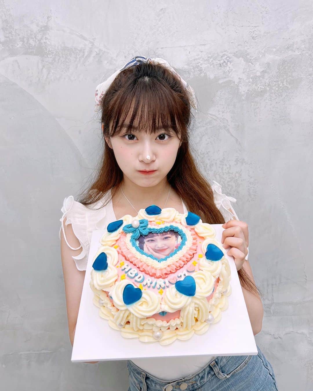 のインスタグラム：「こんなに可愛いケーキとお花まで💐🍰 かわいくて幸せな気持ちでいっぱいです💓  이렇게 귀여운 케이크와 꽃까지🍰💐 귀엽고 행복해진당☺️」
