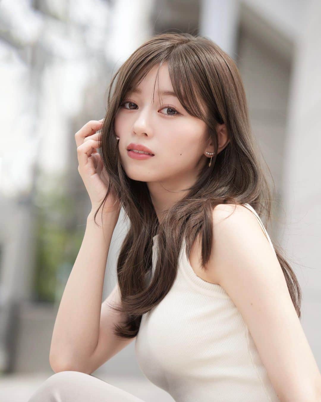 石崎日梨のインスタグラム：「⁡ ベージュブラウン👱🏻‍♀️🍦 仕事のタイミングで明るく〜夏！」