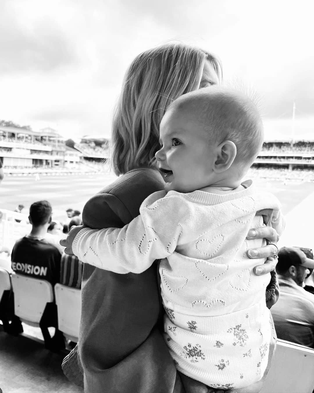 Mollie Kingさんのインスタグラム写真 - (Mollie KingInstagram)「Nothing made me happier than taking Annabella to Lords cricket ground this week to see her Daddy do what he does best. She was truly loving it, although I’m not sure how much cricket she watched 🤣 A special memory 🤍」7月2日 20時51分 - mollieking