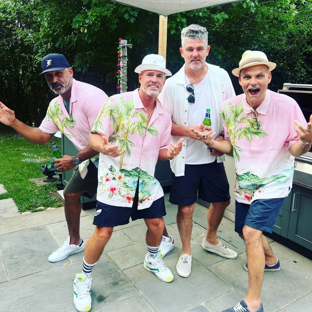 ベン・ワッツのインスタグラム：「Gangs all here first time since the 90s 😊😊 lads reunion @concoursedenegligence @tuxakin @mrseanfinlay thanks for the shirts @ba_producer @tbahama #montauk #friends #oldguys #australia #july4th #ny」