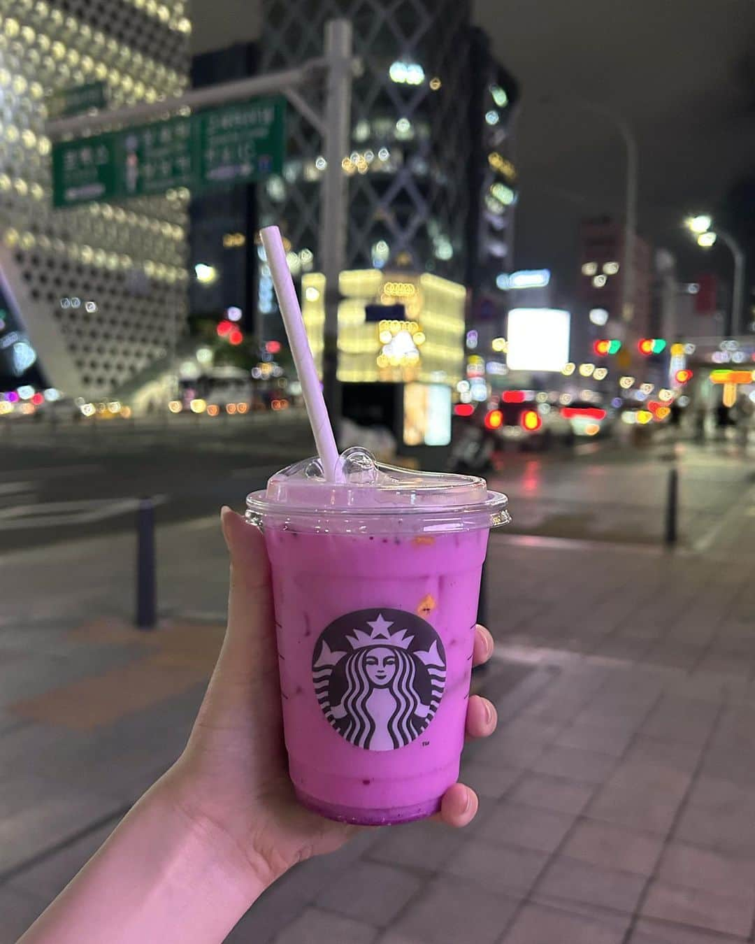 RIiNAのインスタグラム：「🥭🤍💜  マンゴーとドラゴンフルーツのミルク🥛 めちゃくちゃ美味しかった♫  . . #dragondrink #한국 #한국여행 #스타벅스 #韓国 #韓国スタバ」