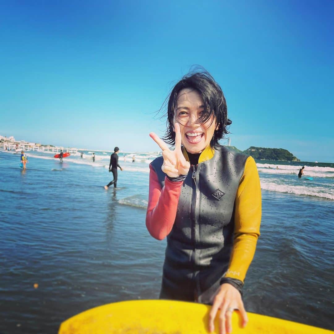 横尾初喜さんのインスタグラム写真 - (横尾初喜Instagram)「久美さん久々のボディボード！ 早朝撮影終えて、家族で海へ。 浄化されました！  #surf  #エンクミ  #遠藤久美子」7月2日 20時52分 - hatsukiyokoo
