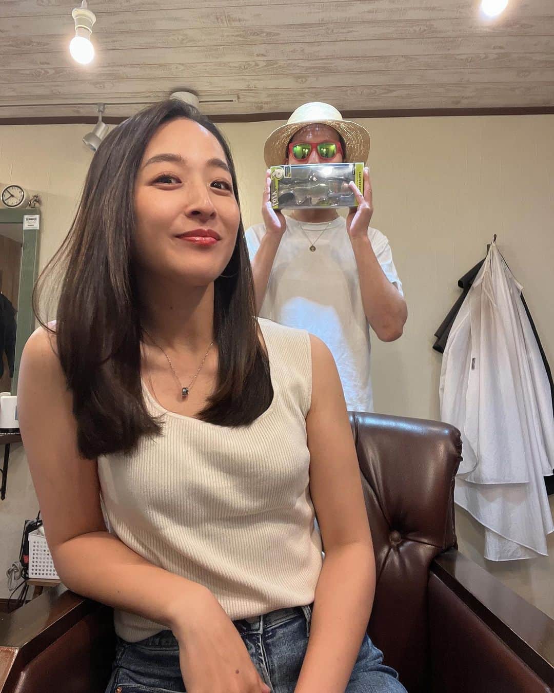 のインスタグラム：「今日は色々な準備で 半年ぶり？くらいの美容室へ！！ 私はとっても癖っ毛なので、 縮毛矯正かけてます。 髪が伸びればその重さで多少真っ直ぐに なるからごまかしてたんだけど… だから長くしてるってのもあります。 短いほうがメンテナンスが大変で…🫨 いつも自然なストレートにしてくれる 山田さん、ありがとうございます！ いつも美容雑誌じゃなくて グルメ雑誌と釣り動画をありがとうございます！ （ストーリーズ） ついでにその持ってるルアー、ください！  2枚目だけ、Before写真☺️🥖  @hairsalonapron」