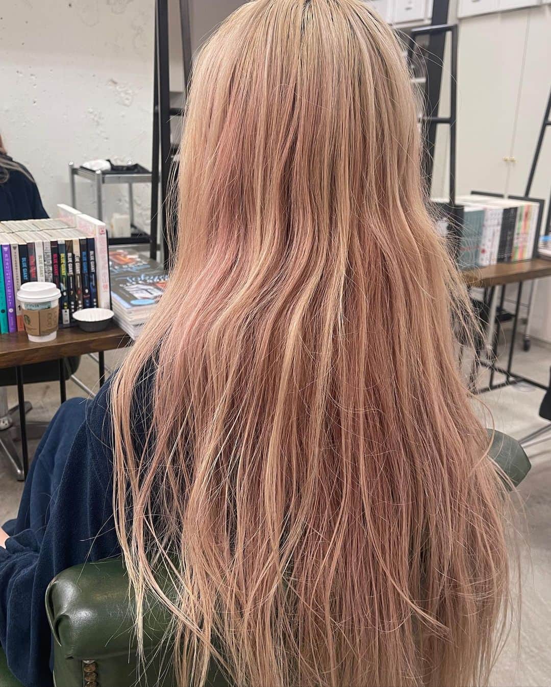 佐々木茜さんのインスタグラム写真 - (佐々木茜Instagram)「. . 🆕💇‍♀️🍑→🥂  ピンクからホワイトブロンドにカラーチェンジしました、 10年以上お願いしている @atsuike さん🌕 私の髪の歴史を私以上に知ってくださっていて、 ホワイト系のブロンドにするのは なんと8年ぶりくらい・・らしいです  もともとハイすぎるダメージヘアだったので、 スーパーケアケアブリーチしていただきました🌕 ブリーチのみでカラーは入れずに 紫シャンプー仕上げです🟣  髪質や髪履歴は人によって違うので、 信頼している美容師さんと 話し合うのが1番だと思いますが、 ヘアケアはオラプレックスシリーズ一式と ハホニコの16 hair oilが不動のマイベストです。👑  2枚目の写真はなんか変な顔とポーズですが 髪がわかりやすいかと、全部自然光です📷  5、6枚目はbefore🍑 以前ピンクを入れて抜けっぱなしにしていて、 ランダムな感じになっていてお気に入りでした🪷 ピンク、またいつか🌷 . . #hair #haircolor #ケアブリーチ」7月2日 20時57分 - akane_madder2
