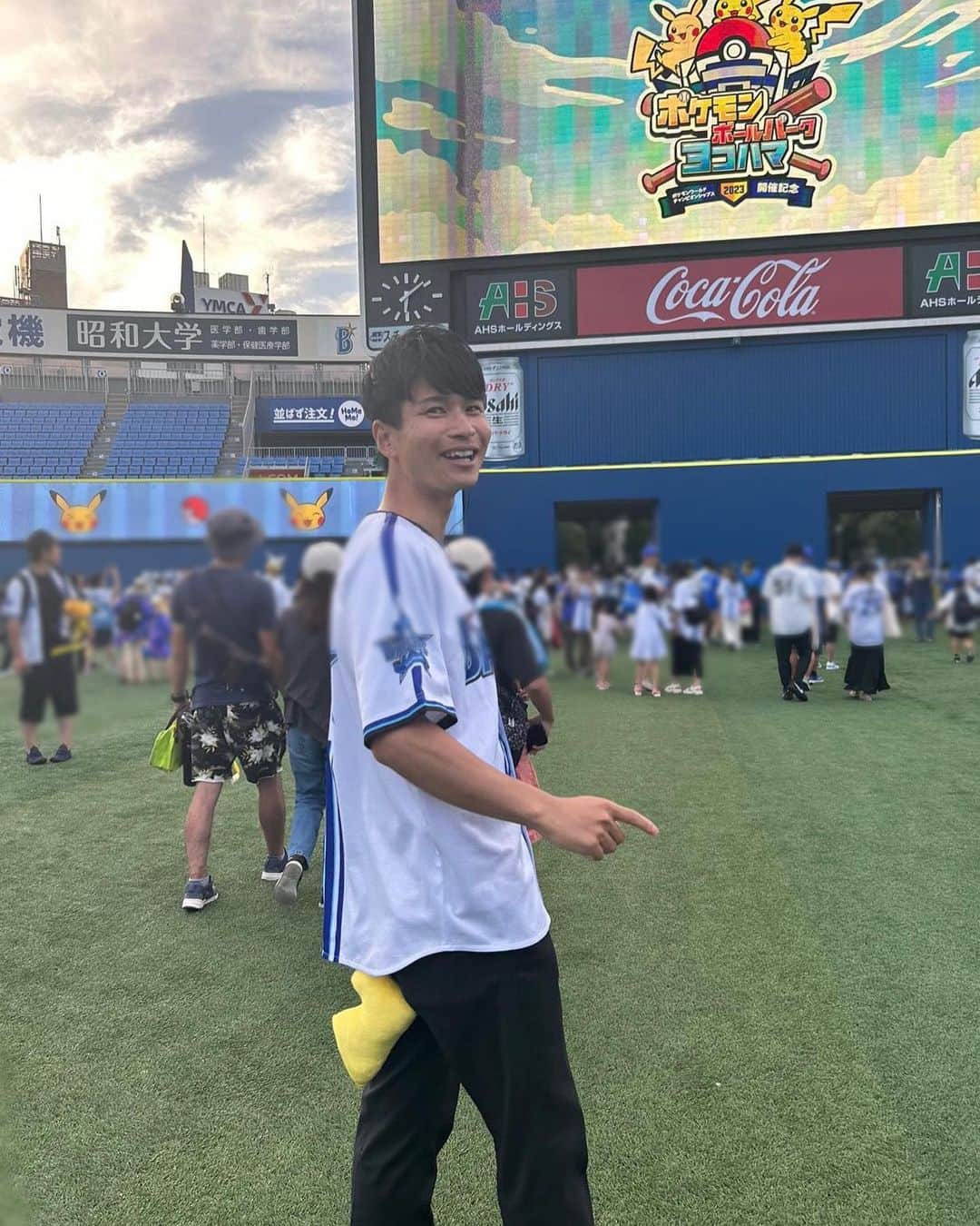 山田弥希寿さんのインスタグラム写真 - (山田弥希寿Instagram)「『ポケモンボールパークヨコハマ』 試合終了後に横浜スタジアムのグラウンドを開放🏟ポケモンを放映する「グラウンドムービー」が行われました。 私はナレーションを担当🎙 大画面で見るポケモンよかったな〜 何より子どもたちが楽しんでくれているようでこちらまで笑顔になりました😌 またポケモンの仕事がしたい！ 頑張ります🎤  #ポケモンボールパークヨコハマ #ポケモン #pokemon #baystars #横浜頂戦 #横浜DeNAベイスターズ #スタジアムDJ #スポーツMC #アナウンサー #山田みきとし」7月2日 20時57分 - mikitoshi_617
