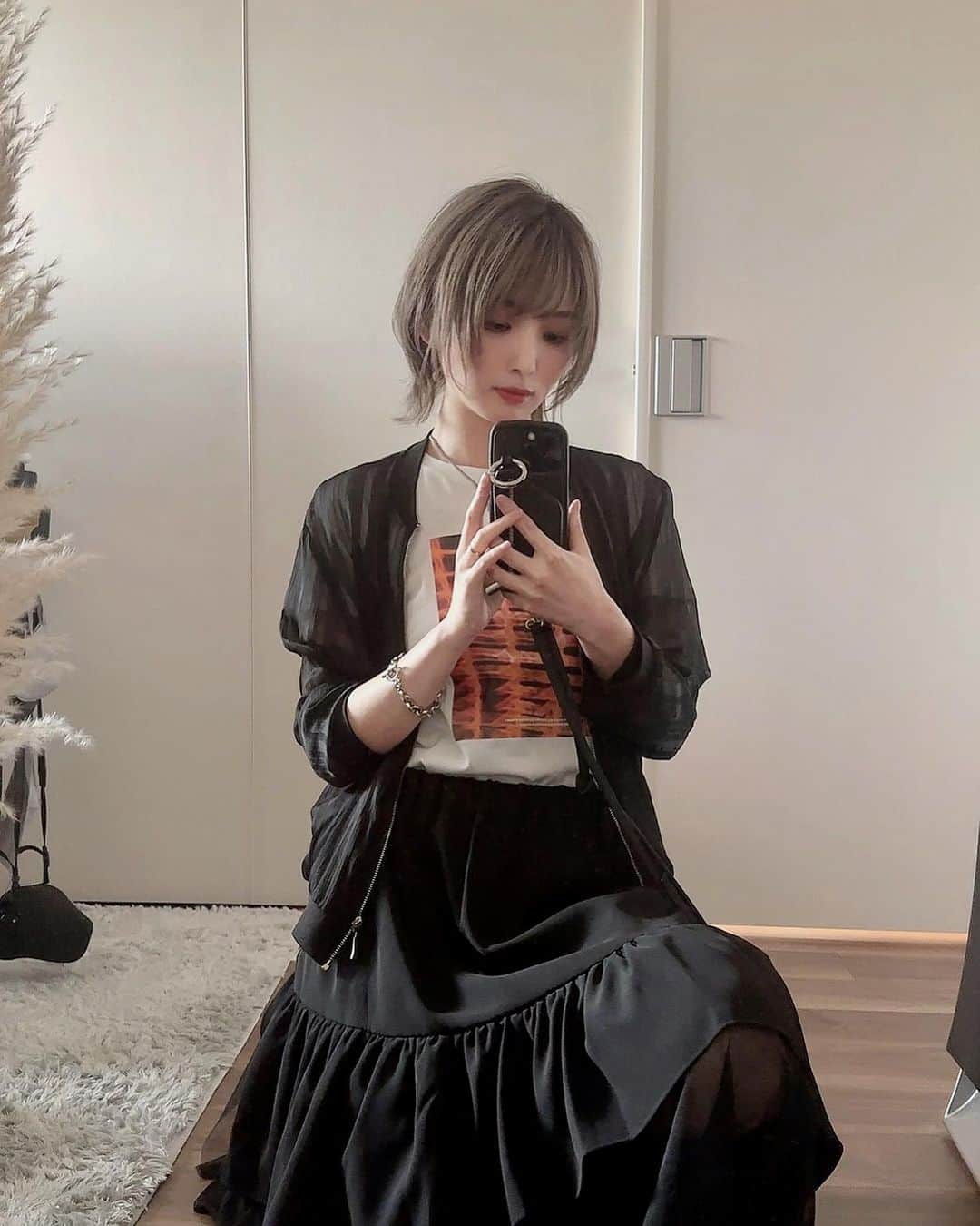 サキのインスタグラム：「@saki.h912   最近のハイライトはなんといっても hydeライブ at Zepp羽田  この @addixy_official Tシャツ7/8(土)放送の船越英一郎さん主演連続ドラマ「テイオーの長い休日」第６話にて白石準也さんに着ていただきました◎  #ブラックコーデ #ブラックコーディネート #モード系 #モード系ファッション #モード系女子 #韓国ファッション #韓国コーデ #モノトーンコーデ #モノトーン #オトナカジュアル #大人カジュアル #高身長コーデ #y2k  #y2kファッション #165cm #165cmコーデ #addixy #ライブコーデ #ウルフカット  #ハイトーンウルフ」
