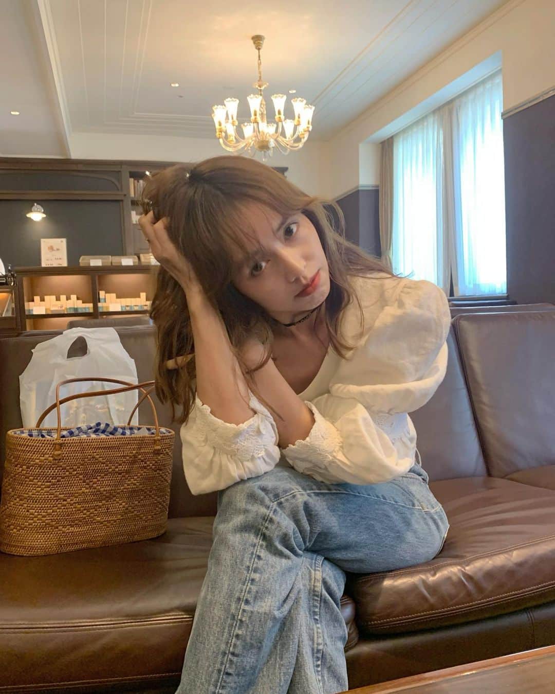馬渕真由子のインスタグラム：「パーマをかけた髪がいい感じに伸びてきて、無造作な雰囲気の出る最近のヘアスタイルがほんとにお気に入り。 この日着てたブラウスもデニムも古着で、このデニムはやっと見つけた理想の形、シンデレラフィット。👠🥹」