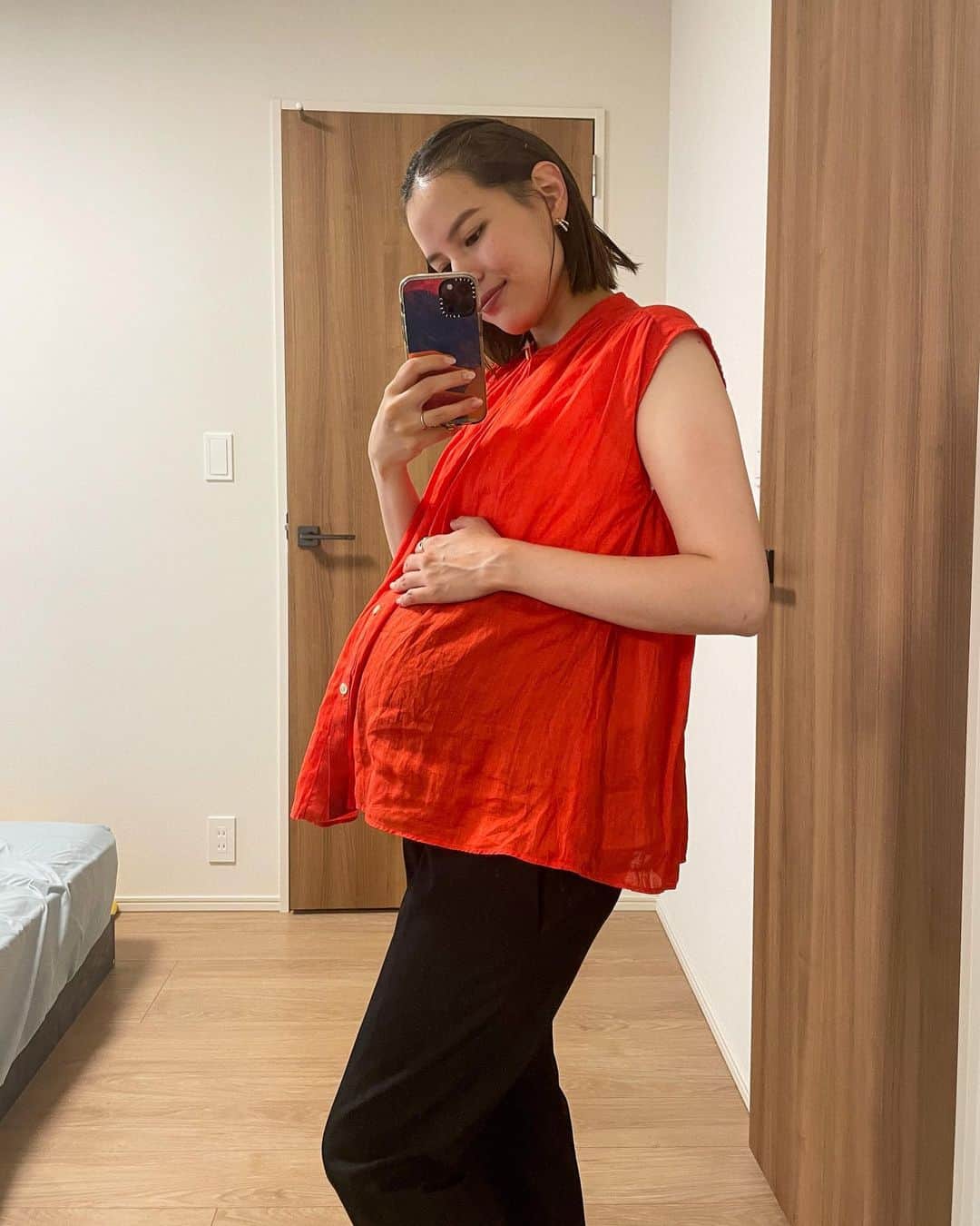 のインスタグラム：「. トップスはノンスリーブでパンツ履くことが 多いからどんどん足と腕の日焼けの差が(笑) 腕のベビーカー焼けが…💪🏽 ⁡ 明るい色を着ると気分が上がる🌻 お腹が大きくても洋服で気分を上げて乗り切る！ がんばれ、ぽっこりお腹！ ⁡ 8月出産予定だから、息子のためになにか思い出を 作ってあげたいけどおすすめないかな〜？ 夏だからやっぱり水遊び系がいいかな？🏖️ ⁡ ⁡ ⁡ ⁡ ⁡ ⁡ ⁡ ⁡ #マタニティファッション #夏コーデ #マタママ ⁡」
