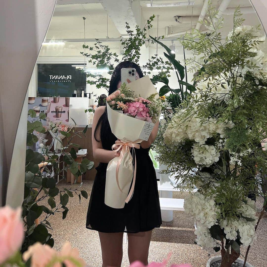 山木彩乃さんのインスタグラム写真 - (山木彩乃Instagram)「💐 @planant.official   📍 구암로60길 39 (구암동) Daegu  釜山の隣にある大邱でもオススメの スポット沢山ありますよ〜👍🏻  フラワー🌼カフェ☕️にて・・ブーケ体験しました♪  恋人と作ってお互いにプレゼントしたり. 家族や友人へのプレゼントを自分で 作れるって素敵✨  私が作ったお花は韓国に住んでる 大切なfamilyへプレゼントしました＊  (イケメンオーナーさんが優しく 教えてくれるので最高です🫡 )  韓国語分からない方は papagoで頑張ってください🔥♪  처음으로 꽃다발을 만들었어요🩵🩵 애인과 만들어서 서로 선물하기도 해요. 가족이나 친구에게 선물을 만들 수 있는 것은 매우 멋져요 ✨  #韓国旅行 #韓国カフェ #釜山 #大邱 #大邱カフェ #韓国オススメスポット #대구」7月2日 21時01分 - yamaki__ayano