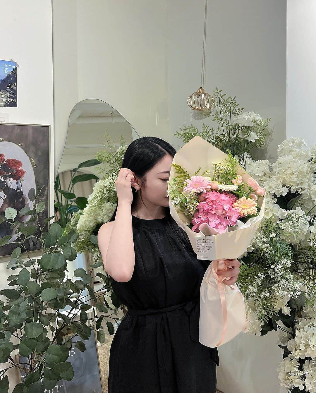 山木彩乃のインスタグラム：「💐 @planant.official   📍 구암로60길 39 (구암동) Daegu  釜山の隣にある大邱でもオススメの スポット沢山ありますよ〜👍🏻  フラワー🌼カフェ☕️にて・・ブーケ体験しました♪  恋人と作ってお互いにプレゼントしたり. 家族や友人へのプレゼントを自分で 作れるって素敵✨  私が作ったお花は韓国に住んでる 大切なfamilyへプレゼントしました＊  (イケメンオーナーさんが優しく 教えてくれるので最高です🫡 )  韓国語分からない方は papagoで頑張ってください🔥♪  처음으로 꽃다발을 만들었어요🩵🩵 애인과 만들어서 서로 선물하기도 해요. 가족이나 친구에게 선물을 만들 수 있는 것은 매우 멋져요 ✨  #韓国旅行 #韓国カフェ #釜山 #大邱 #大邱カフェ #韓国オススメスポット #대구」