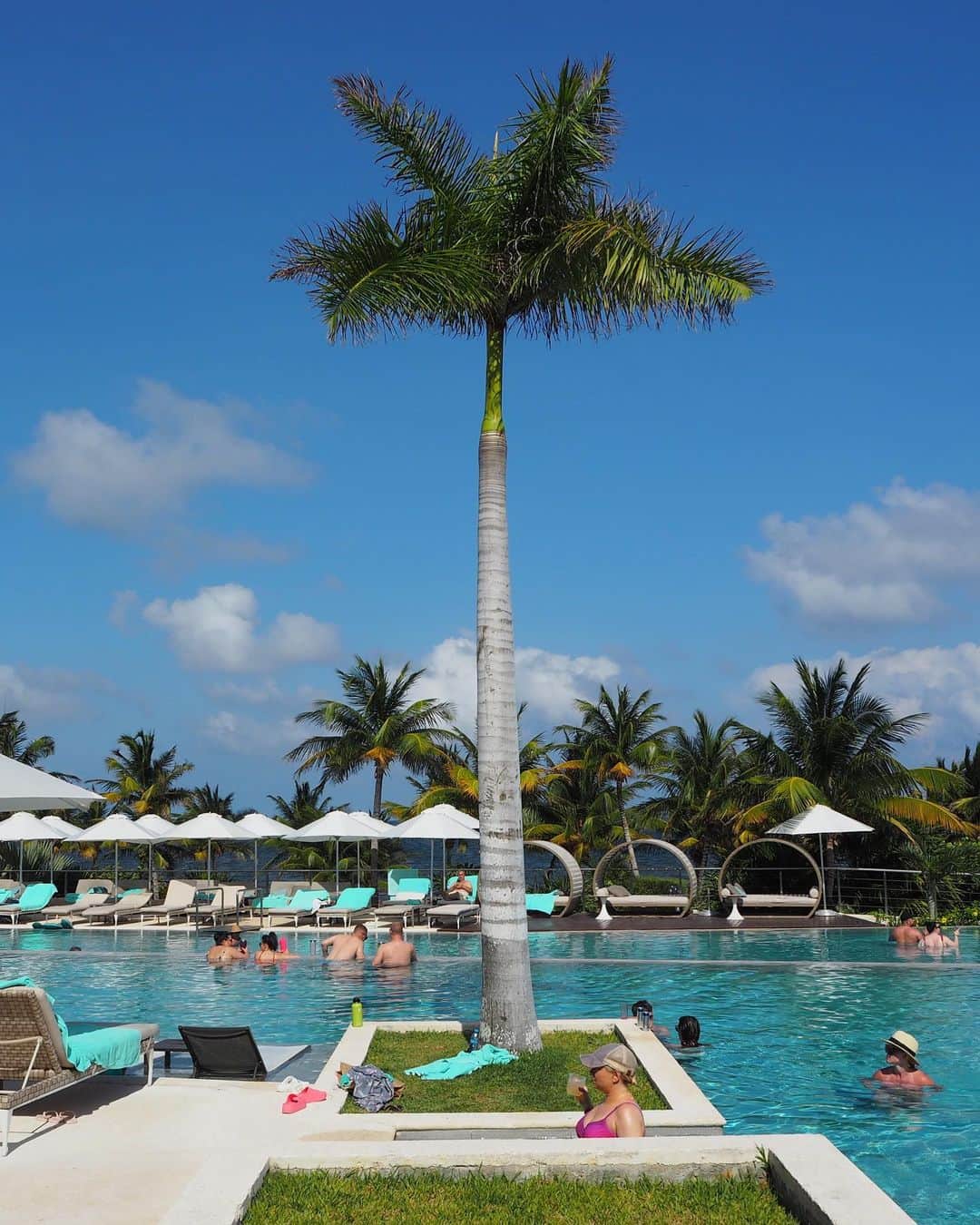 谷内咲季さんのインスタグラム写真 - (谷内咲季Instagram)「. . . カンクンの素敵な景色たち🇲🇽🤍✈︎ 綺麗すぎてため息出る😮‍💨 写真フォルダがまだパンパンなので どうにかしなければ（笑） . . . #cancun #mexico #beach #pool #カンクン #メキシコ #景色 #ビーチ #プール . . .」7月2日 21時02分 - saki.tnuc