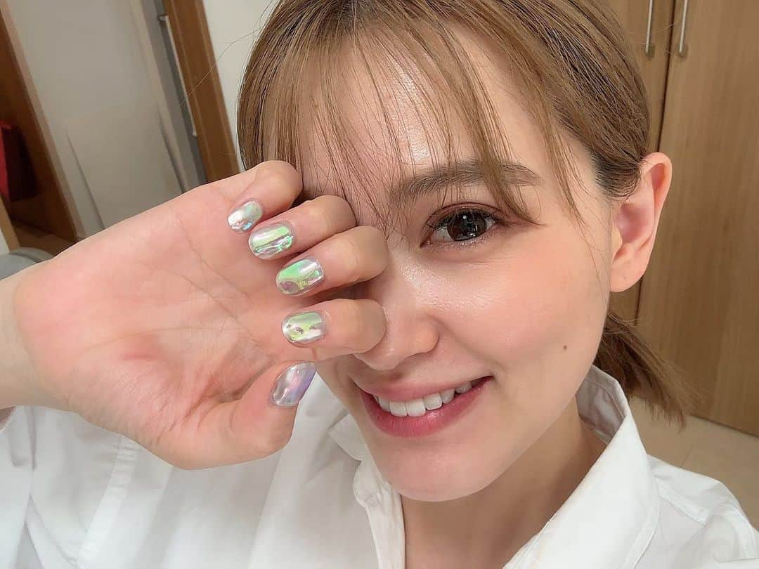 三島ゆかりのインスタグラム：「今回氷ネイルにした🧊 シルバーのミラーの上にオーロラフィルム貼ってもらうやつ💅 夏っぽいー☺️🍧 育児中で爪の長さは短くしてるからショートでもかわいいデザイン探していつもお願いしてる✨ 今回もかわいい💖🫰  #ネイル #氷ネイル #ネイルデザイン #ショートネイル #一児のママ #三島ゆかり #アイシャドウ変えた #なんかいつもと顔違う」