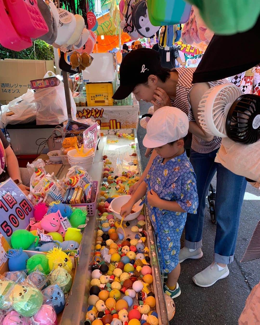 百千糸さんのインスタグラム写真 - (百千糸Instagram)「実家の近くの浅間神社のお祭りに行ってきました。  コロナが影響して4年ぶりの開催！人が溢れて暑さで溶けそうでしたが、息子と娘は初めてのお祭り🪅  にしても物価の上昇でしょうか⁉️えっ⁉️スーパーボールすくいこんなに高かったっけ⁉️ わたあめ、お面嘘でしょ⁉️って言うくらい高くなっていてびっくり仰天でした😆  私たちが小学生の時って200円、300円が沢山あった記憶があるんだけどなぁ、、、  何はともあれお祭りに行けて良かったです^ ^」7月2日 21時12分 - junko_ichida