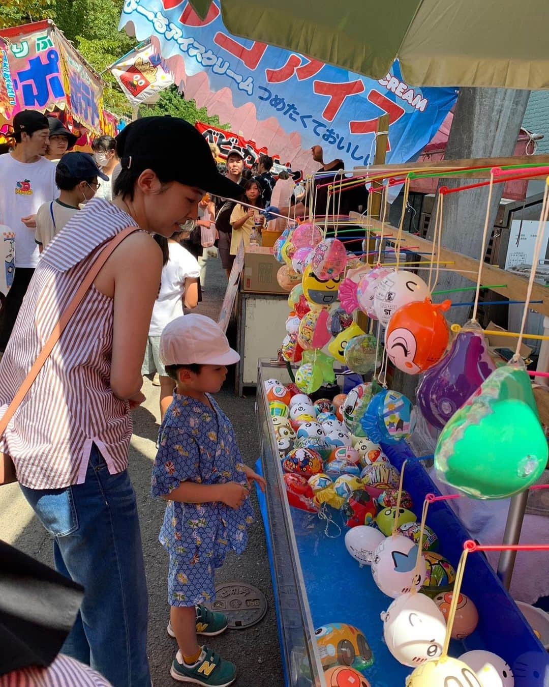 百千糸さんのインスタグラム写真 - (百千糸Instagram)「実家の近くの浅間神社のお祭りに行ってきました。  コロナが影響して4年ぶりの開催！人が溢れて暑さで溶けそうでしたが、息子と娘は初めてのお祭り🪅  にしても物価の上昇でしょうか⁉️えっ⁉️スーパーボールすくいこんなに高かったっけ⁉️ わたあめ、お面嘘でしょ⁉️って言うくらい高くなっていてびっくり仰天でした😆  私たちが小学生の時って200円、300円が沢山あった記憶があるんだけどなぁ、、、  何はともあれお祭りに行けて良かったです^ ^」7月2日 21時12分 - junko_ichida