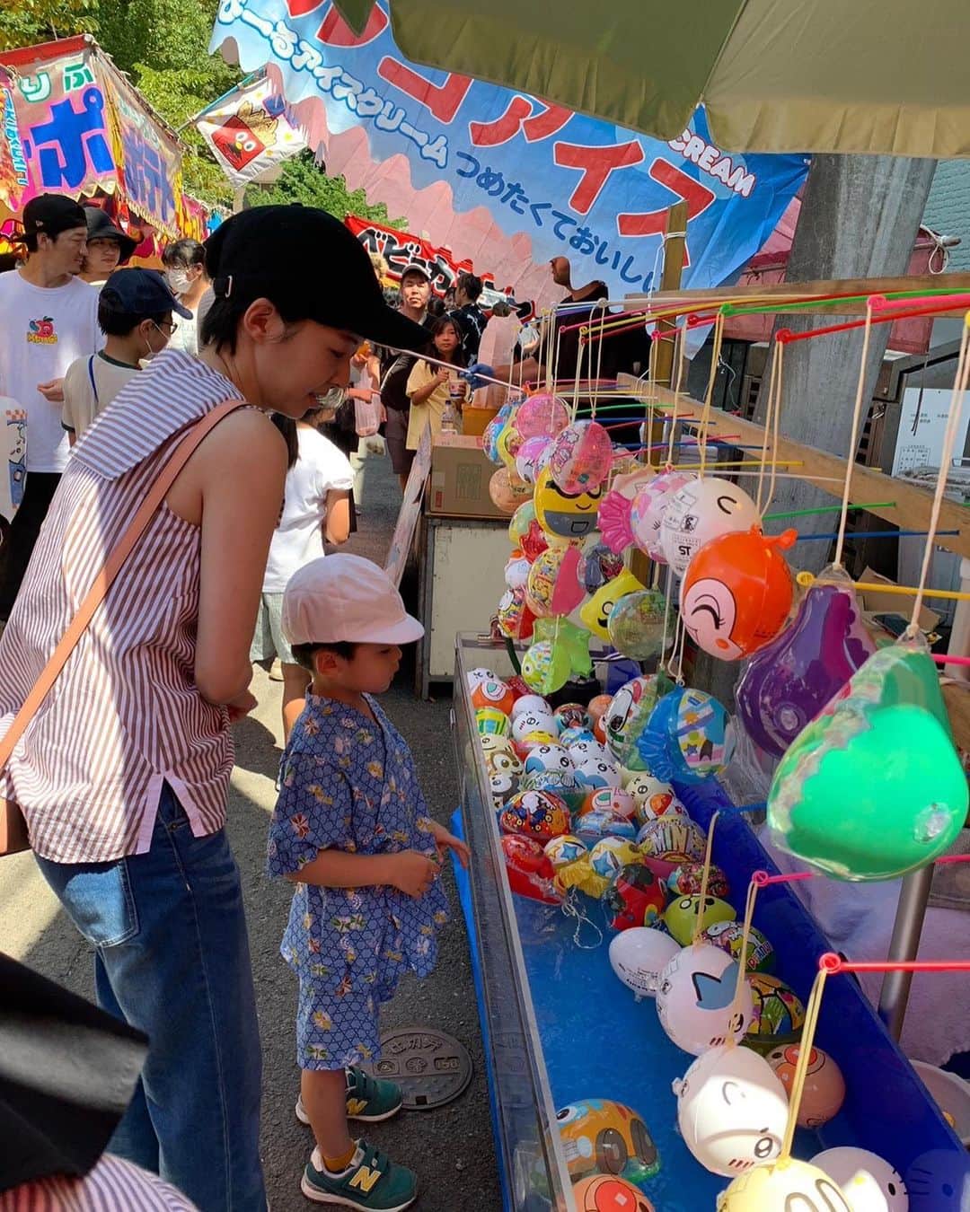 のインスタグラム：「実家の近くの浅間神社のお祭りに行ってきました。  コロナが影響して4年ぶりの開催！人が溢れて暑さで溶けそうでしたが、息子と娘は初めてのお祭り🪅  にしても物価の上昇でしょうか⁉️えっ⁉️スーパーボールすくいこんなに高かったっけ⁉️ わたあめ、お面嘘でしょ⁉️って言うくらい高くなっていてびっくり仰天でした😆  私たちが小学生の時って200円、300円が沢山あった記憶があるんだけどなぁ、、、  何はともあれお祭りに行けて良かったです^ ^」