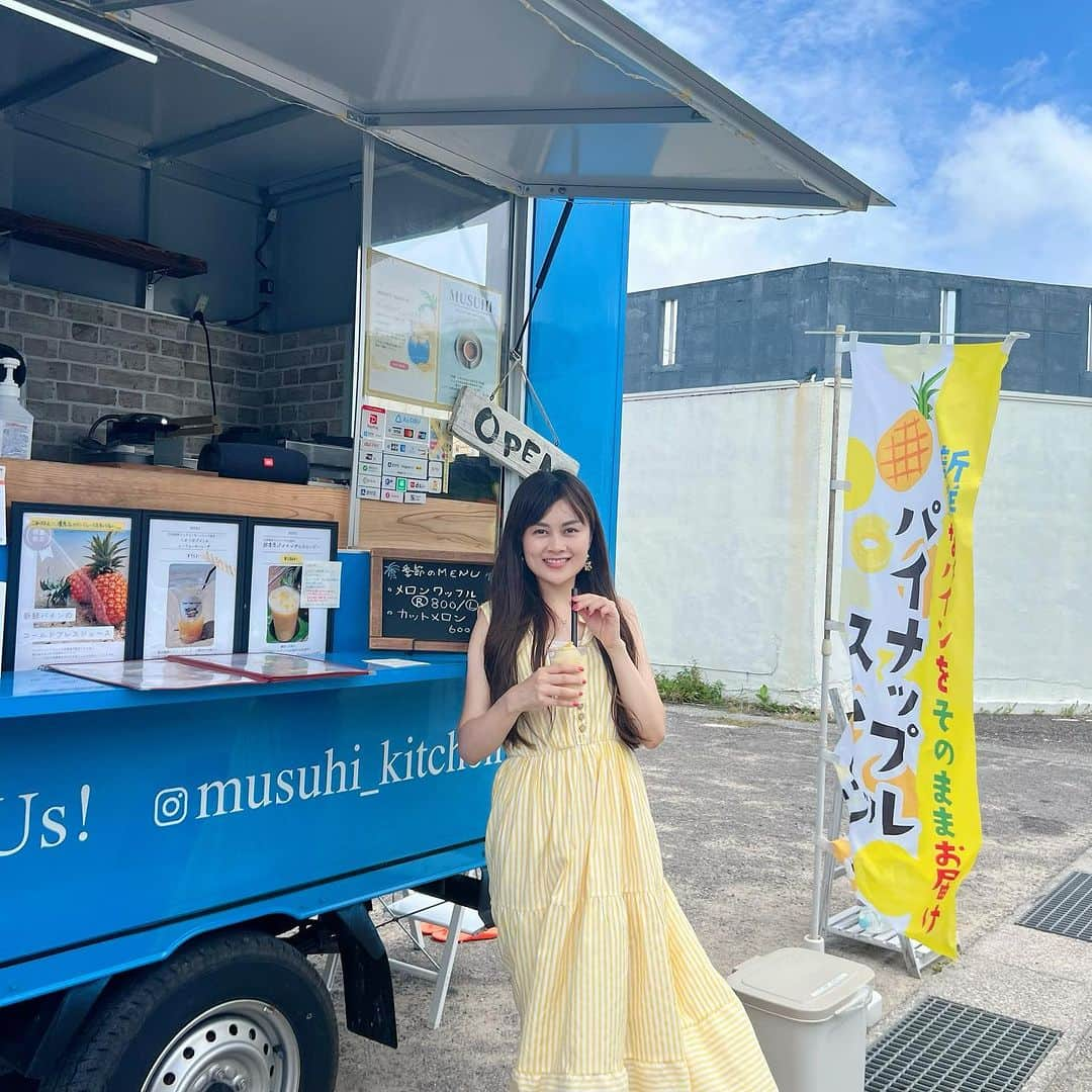 野本愛さんのインスタグラム写真 - (野本愛Instagram)「初めて沖縄の小浜島に 行ってきました🥰✨✨  のどかで自然が豊かで いるだけで癒されるし エネルギーが整う場所❣️  たまたま見つけた @musuhi_kitchen さんの パイナップルスムージーも 美味しかったー😊✨✨  リラックスしてる 牛も可愛くて和んだ🥰🩷  フェリーから眺める海も 最高😃🌊✨  なんでもある贅沢もあるけど 何もないのも贅沢✨  #小浜島 #小浜島観光 #沖縄旅行 #沖縄観光 #島旅 #絶景スポット #絶景 #マンタ公園 #シュガーロード #ちゅらさん #パイナップルスムージー #フェリー #旅行コーデ #旅スタグラム #旅女 #沖縄好き #okinawa #okinawatrip」7月2日 21時13分 - himemode