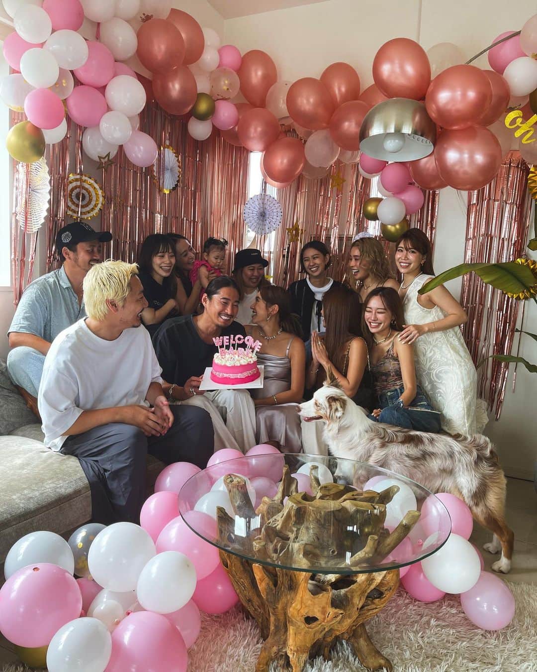 佐々木彩乃のインスタグラム：「本当にびっくりしたbaby shower👶😢  初めての可愛すぎるピンク空間に大好きな人達がいて本当に嬉しかった日。 皆色々と準備してくれてありがとう😢✨ 不安な事が沢山あり過ぎて 産まれてからの想像もできないけど 出産頑張ろうと思います🥹💗」