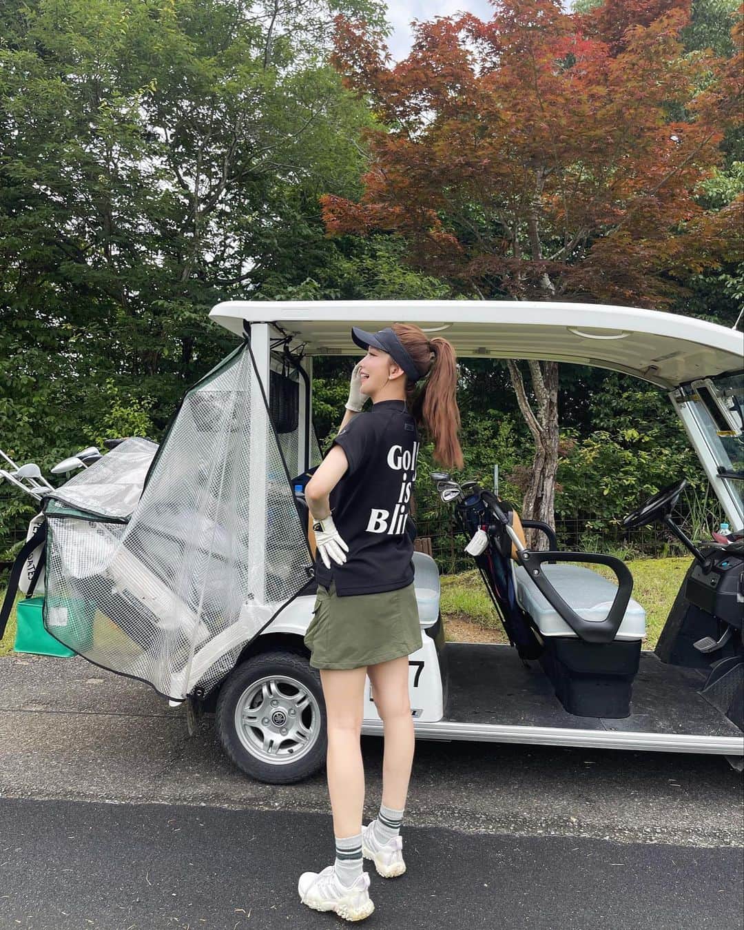 ___mikik___さんのインスタグラム写真 - (___mikik___Instagram)「⛳️ 雨の日ゴルフで全身泥だらけでのラウンド🤎 w/ @chie.1113  服も顔も髪もぐちゃぐちゃ🤭🪮 東京でgetした @rufflog はトップスのロゴと、ポケットいっぱいのスカートがお気に入りすぎる🫶🏻 ⠀ tops、skirt、socks…#rufflog  sun visor…#jlindeberg shoes…#adidas #adidasgolf」7月2日 21時06分 - ___mikik___