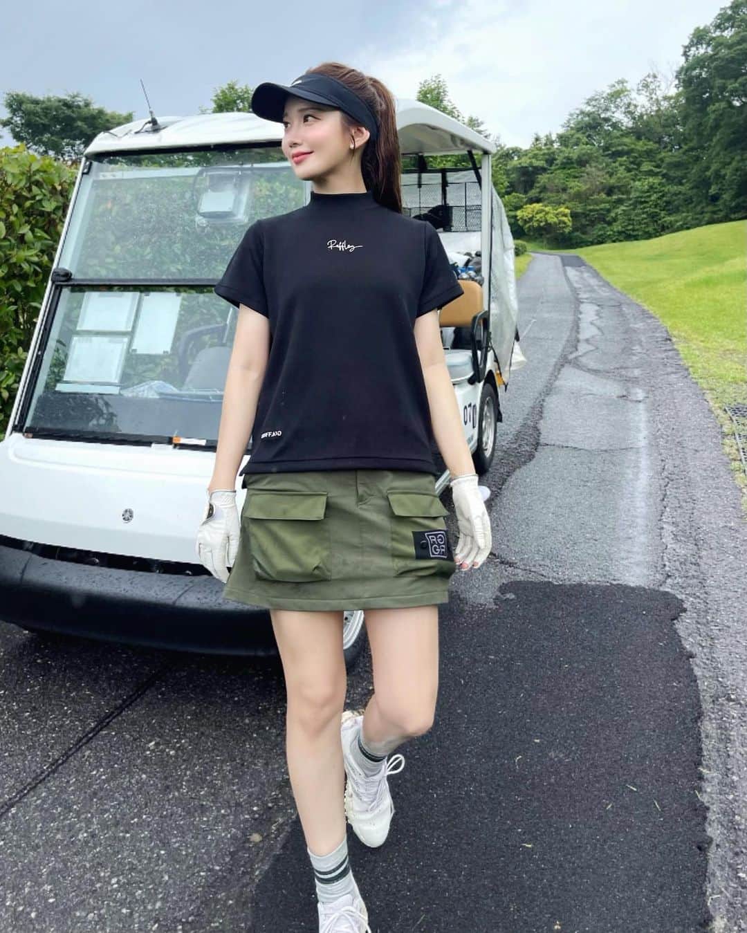 ___mikik___さんのインスタグラム写真 - (___mikik___Instagram)「⛳️ 雨の日ゴルフで全身泥だらけでのラウンド🤎 w/ @chie.1113  服も顔も髪もぐちゃぐちゃ🤭🪮 東京でgetした @rufflog はトップスのロゴと、ポケットいっぱいのスカートがお気に入りすぎる🫶🏻 ⠀ tops、skirt、socks…#rufflog  sun visor…#jlindeberg shoes…#adidas #adidasgolf」7月2日 21時06分 - ___mikik___