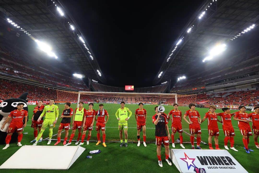 ミチェル・ランゲラクさんのインスタグラム写真 - (ミチェル・ランゲラクInstagram)「3 points under the lights! Huge effort from the whole team 👏🏼👏🏼 onto the next one! 👊🏼」7月2日 21時09分 - mitchlangerak