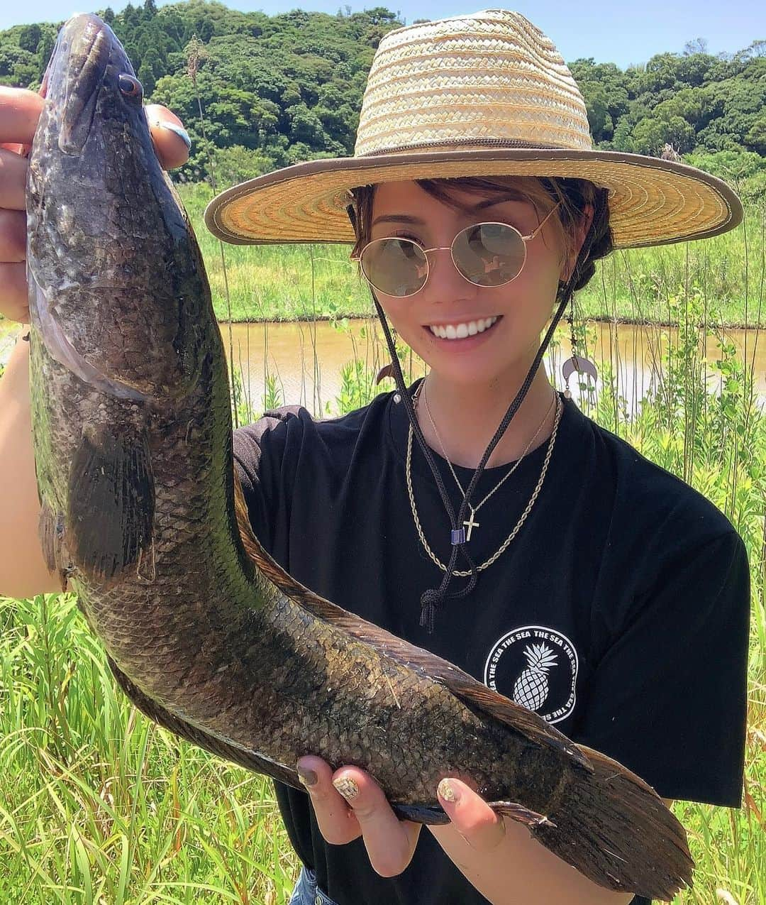 KANAのインスタグラム：「鹿児島遠征。雷魚楽しかった〜💛 サイズは小さいけど、新しいポイントに行って釣れた事が奇跡だと思ってる✨✨  十本松ドライブインのホルモンちゃんぽんやっと食べれた〜笑笑  雷魚釣り必須アイテム麦わら帽子と偏光サングラスを忘れた為、地元のホームセンターで急遽購入笑 900円くらいだったけど使える笑  着用 黒Tシャツの単色ロゴ ¥3900円込 オリジナルブランド Tシャツ明日発売✨✨  #thesea #雷魚 #釣り #釣りガール #遠征グルメ #釣り女子 #雷魚釣り #釣り好き #鹿児島 #鹿児島釣り #どんなもんぢゃーーーい #オリジナルグッズ #十本松ドライブイン #ホルモンちゃんぽん定食」