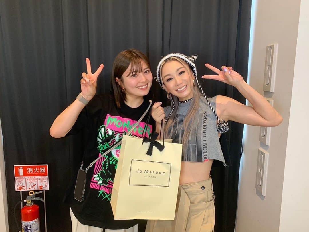 瀬戸サオリのインスタグラム：「KODA KUMI LIVE TOUR 2023 ~angeL&monsteR~  angeLの公演見に行ってきました🫶🏽  もう…語りきれないけど😭 セットリスト最高だし 衣装可愛いすぎだし MCも面白いし 最後は必ず背中押してくれる メッセージを届けてくれる 私の一生の推しです🥹🫧🩵  あの頃よく聞いたなぁ♡とか 辛い時も楽しい時も くーちゃんの曲と共に生きてきたから 懐かしい曲聞いたら 昔にワープできて 鮮明に思い出しながら ライブをいつも見てます😌🤍 またこの先もきっと 今聴いてる曲を聞きながら 今を思い出すんだろうなぁって🥹  楽しかった時間から あっという間に現実だけど パワーチャージ🔋したので 明日から頑張ろう😌🫶🏽  息子はくーちゃんの歌を歌ったり 踊ったり2時間真剣に見てて 3回目にしてノリノリに 楽しんでくれるようになって 私はとりあえずハッピーです☺️  なんでこんな可愛いのですか？笑😂 くーちゃんみたいなママになりたいよねって 憧れです🫶🏽🥹すき。 あぁ可愛かった🥰😭可愛過ぎた🤦🏽‍♀️  楽しかったーーーー♡ はぁ〜幸せ☺️🫧」
