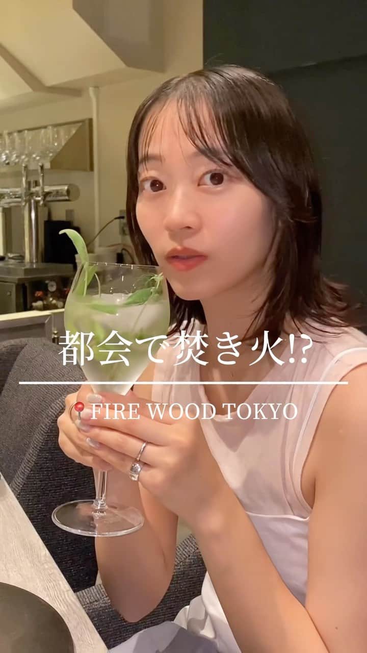 郡司りかのインスタグラム：「たまの贅沢ごはん🍴 先日 @firewoodtokyo さんで美味しいお肉のコースをご招待いただきました。  いつも納豆ごはんを食べているわたしですが、久しぶりにとっても美味しいお肉をいただき終始感動していました。 動画を見ていただいたらわかると思いますが、常にこの顔です→😳  どのお料理も手が込んでいて、見た目も味も楽しめました。本当に美味しかったです。 私としては、牛タンの薪焼きと冷製スープがお気に入りでした🥄  テーブルの目の前に焚き火があり、揺れる炎をのんびり眺めることができて癒されました。 本当にありがとうございました。  ぜひみなさんも記念日に訪ねてみてね☺️🪐  #東京グルメ #麻布十番 #六本木グルメ #焚き火」