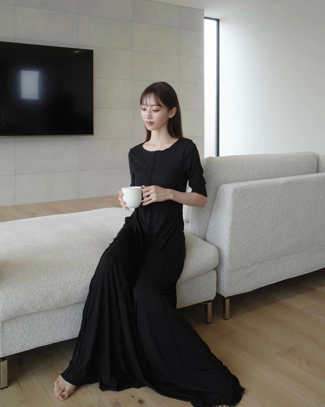 石元歩唯のインスタグラム：「ワンマイルウェアのflared hem dress ♡  とろんとした肌触り柔らかな生地で、ストレッチ性もありストレスフリーな着心地のロングドレス。  メロウ加工のライン使いでシンプルになり過ぎず、合わせる小物によってシーンや場所を問わず着て頂ける1枚です🖤  こちらもカップ付き。blackのみの1色展開。  ONE MILE WEAR collection は 7/5 wed. 21:00- 受注販売でのスタートです🪡  @amel_official__」