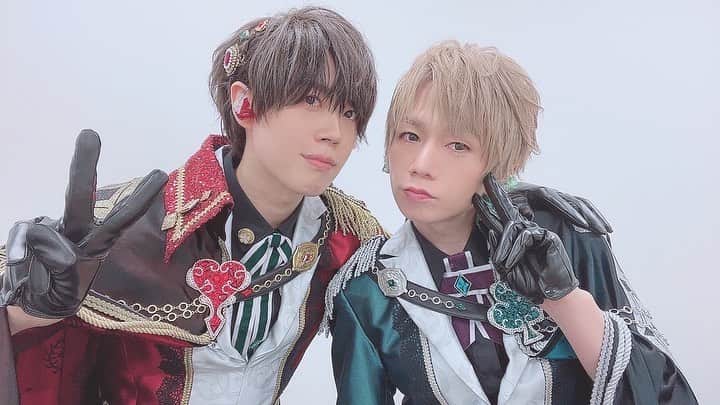 浦田わたるのインスタグラム：「うらさかツーマンありがとうございました！！！  やっと！！！ 2人でやれたぁぁあー！！！！！！  #うらたぬき #となりの坂田 #うらさかツーマン」