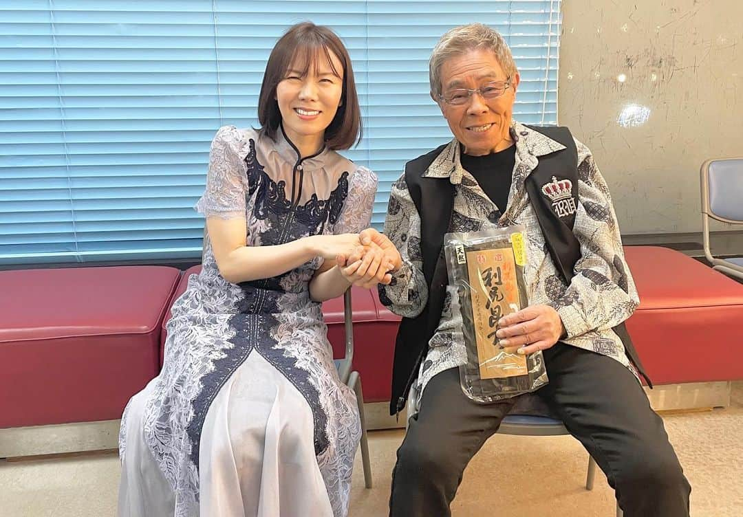 半崎美子さんのインスタグラム写真 - (半崎美子Instagram)「中野サンプラザホール、ご来場下さった皆様と共演者の皆様と最後の瞬間を共有できた喜び。 敬愛する北島三郎さん、今回もステージ全体を盛り上げて下さった南こうせつさん、教科書掲載の夢が叶ったことを祝福してくださいました。 素晴らしい共演者の皆様の歌声と中野サンプラザの光景を心に刻みながら。 「地球へ」を置いてきました。 各地からお越しくださった皆様、本当にありがとうございました。  #さよなら中野サンプラザ音楽祭 #北島三郎 さん #南こうせつ さん #中野サンプラザ #半崎美子」7月2日 21時14分 - yoshikohanzaki