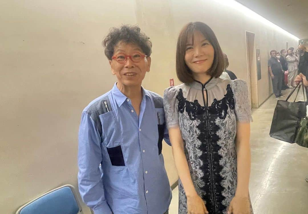 半崎美子さんのインスタグラム写真 - (半崎美子Instagram)「中野サンプラザホール、ご来場下さった皆様と共演者の皆様と最後の瞬間を共有できた喜び。 敬愛する北島三郎さん、今回もステージ全体を盛り上げて下さった南こうせつさん、教科書掲載の夢が叶ったことを祝福してくださいました。 素晴らしい共演者の皆様の歌声と中野サンプラザの光景を心に刻みながら。 「地球へ」を置いてきました。 各地からお越しくださった皆様、本当にありがとうございました。  #さよなら中野サンプラザ音楽祭 #北島三郎 さん #南こうせつ さん #中野サンプラザ #半崎美子」7月2日 21時14分 - yoshikohanzaki