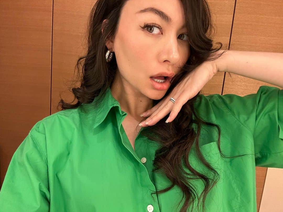 シャウラさんのインスタグラム写真 - (シャウラInstagram)「久しぶりの地鶏。。いや、自撮り。 Long time no selfie.😬 💚🤑🍀🐸」7月2日 21時15分 - shaula_vogue