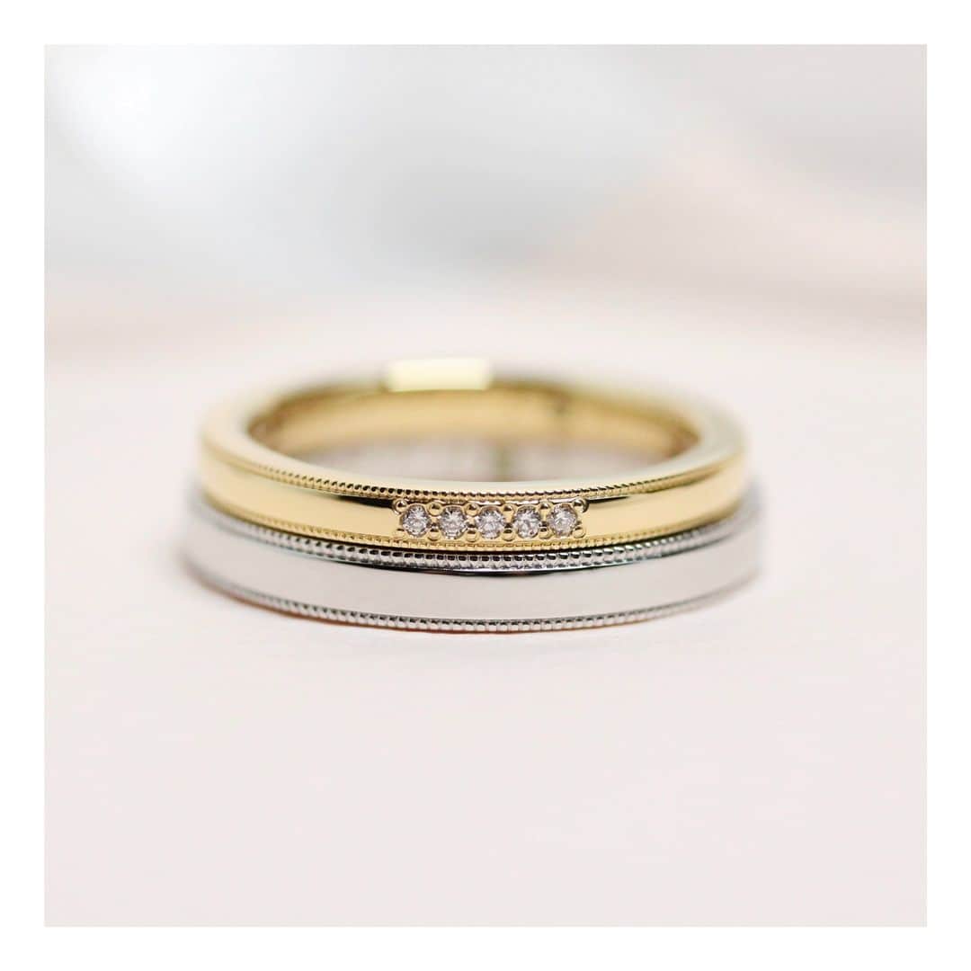 ith / イズ オーダメイド結婚指輪さんのインスタグラム写真 - (ith / イズ オーダメイド結婚指輪Instagram)「小さな粒を連ねたミル打ちの装飾で、指輪のエッジを彩りました。  鏡のように磨き上げた光沢面に、整然と並んだミルのライン。  シンプルでありつつ、結婚指輪らしい華やぎが際立つお揃いのお仕立てです。  ▽ 指輪について 結婚指輪(男性)：アマービレ Pt950：158,000円〜  結婚指輪(女性)：ピアニッシモ K18YG：152,000円〜  お問い合わせコード：22699  *********************************** ⧉ ith 公式WEB  @ith_marriage アカウントTOPへ 　 ☞ プロフィールURLをタップ  ⧉ 公式ハッシュタグ   ☞ #イズマリッジ   ⧉ 暮らしに寄り添うジュエリー  ith online store ☞  @ith_jewelry   ***********************************  #結婚指輪 #マリッジリング  #福岡天神 #福岡花嫁 #シンプル #カスタマイズ #オーダーメイド #オーダーメイドリング #手仕事 #結婚指輪オーダー #アトリエ #ゴールドリング  #ダイヤモンド #結婚指輪探し #結婚指輪選び #指輪選び #指輪探し #結婚準備 #婚約 #プロポーズ #プレ花嫁  #花嫁準備 #2023秋婚 #2023冬婚  #2024春婚 #2024夏婚 #職人 #ミル打ち」7月2日 21時15分 - ith_marriage